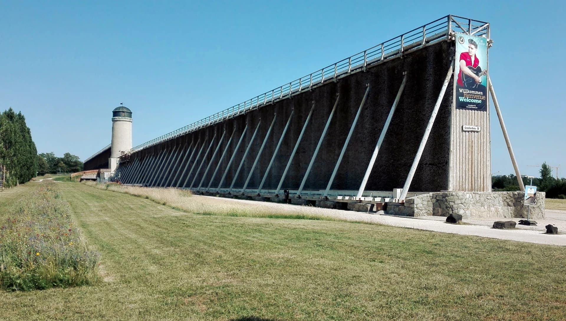 Gradierbauten 4 und 5 über der Wiese in Bad Nauheim