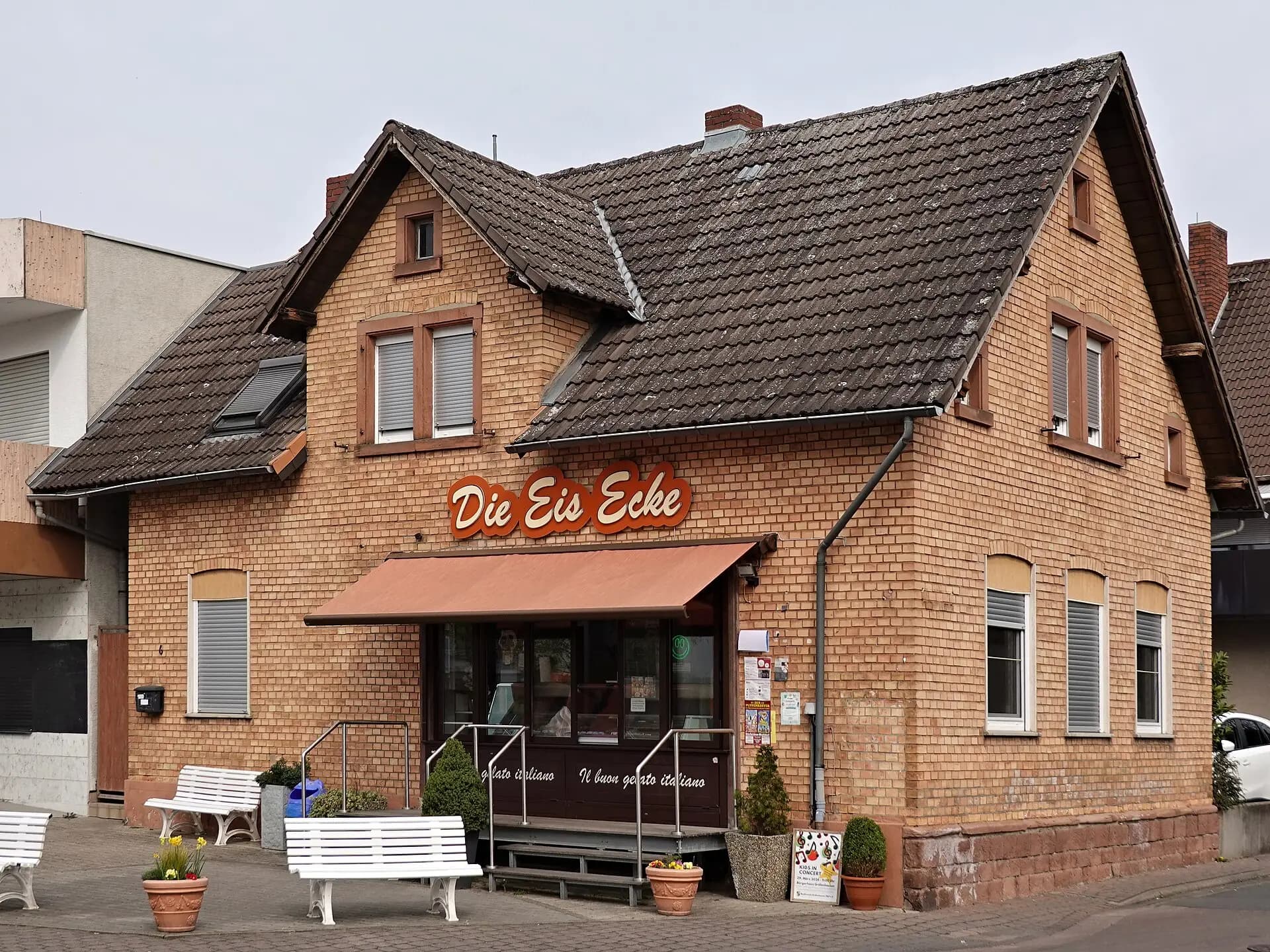 Backsteinhaus mit Eisdiele in Weiterstadt-Gräfenhausen