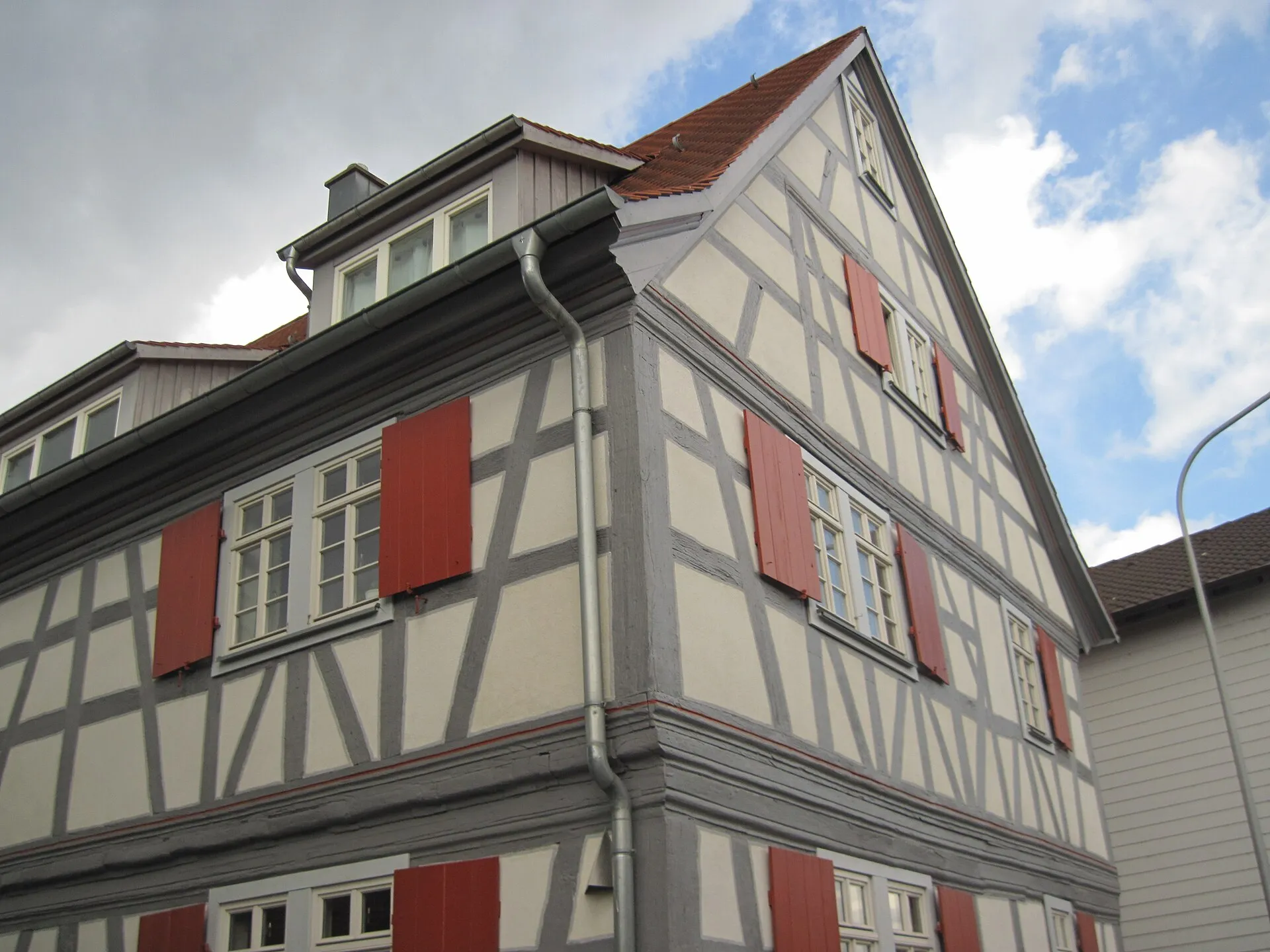 Fachwerkhaus mit roten Fensterläden in der Frankfurter Straße in Weiterstadt-Gräfenhausen