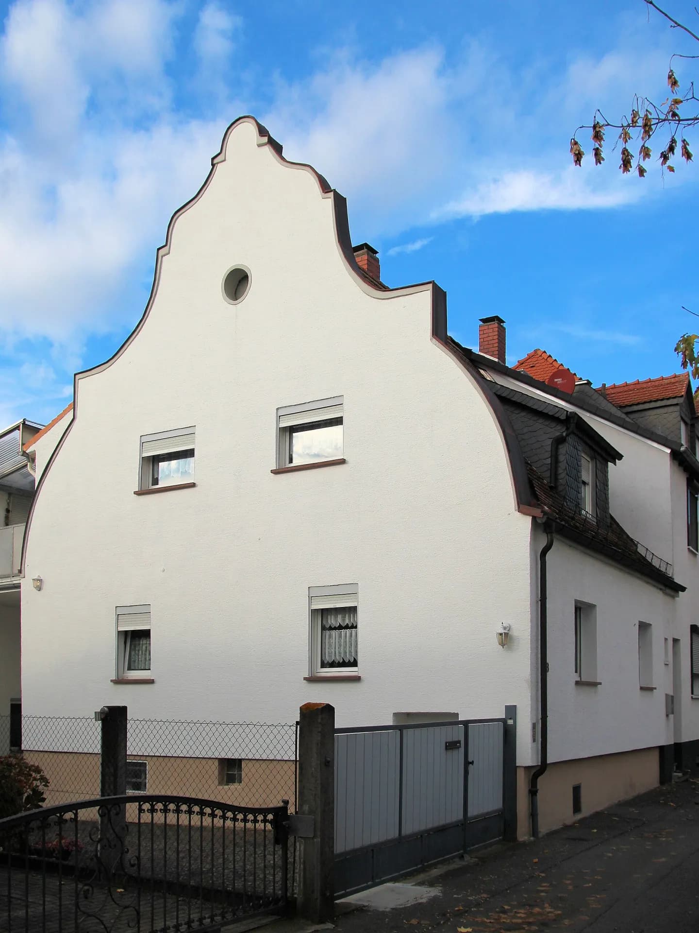 Haus mit geschweiftem Giebel in der Turmstraße in Weiterstadt-Gräfenhausen