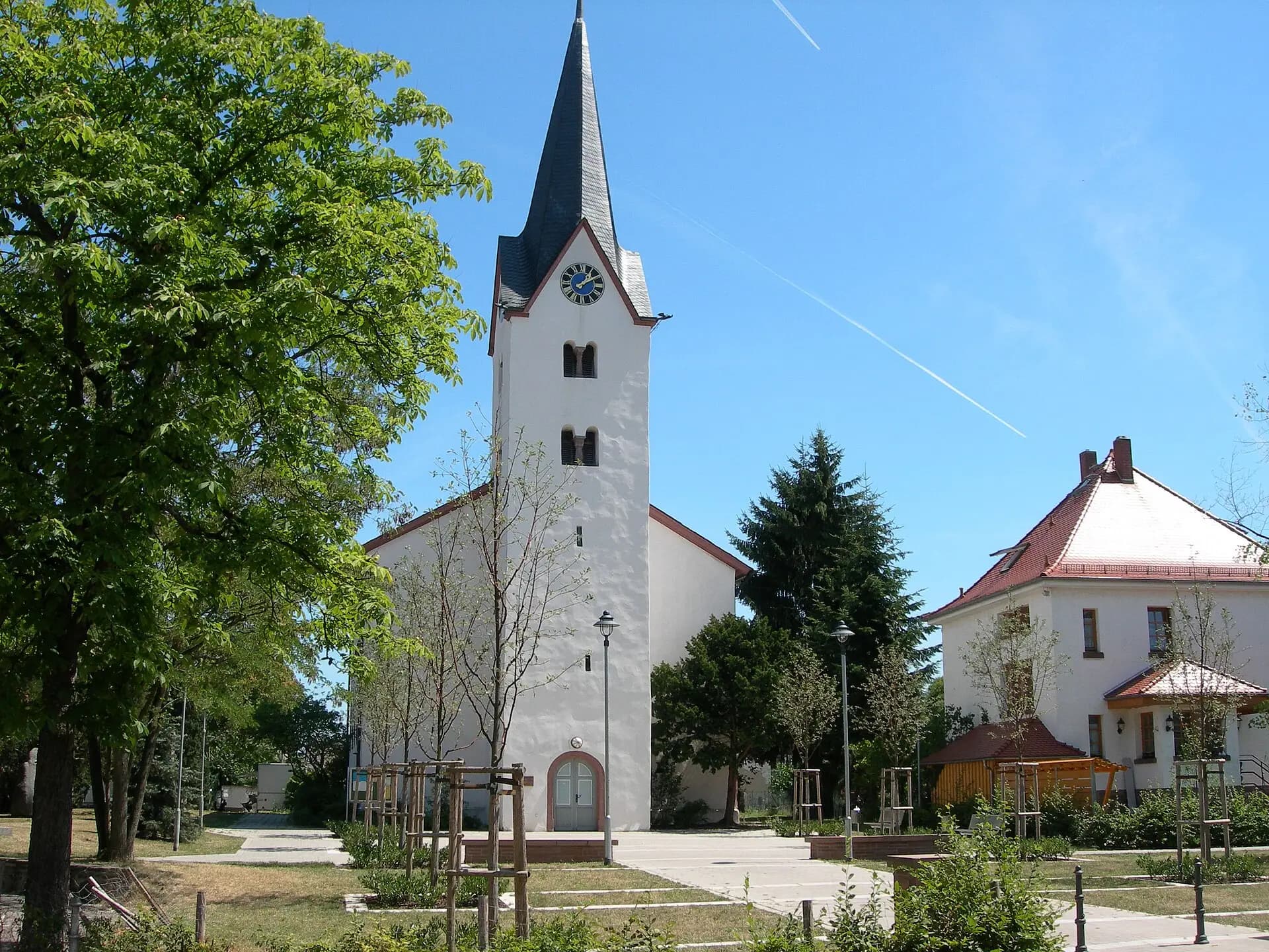 Kirchplatz an der evangelischen Kirche in Weiterstadt-Gräfenhausen