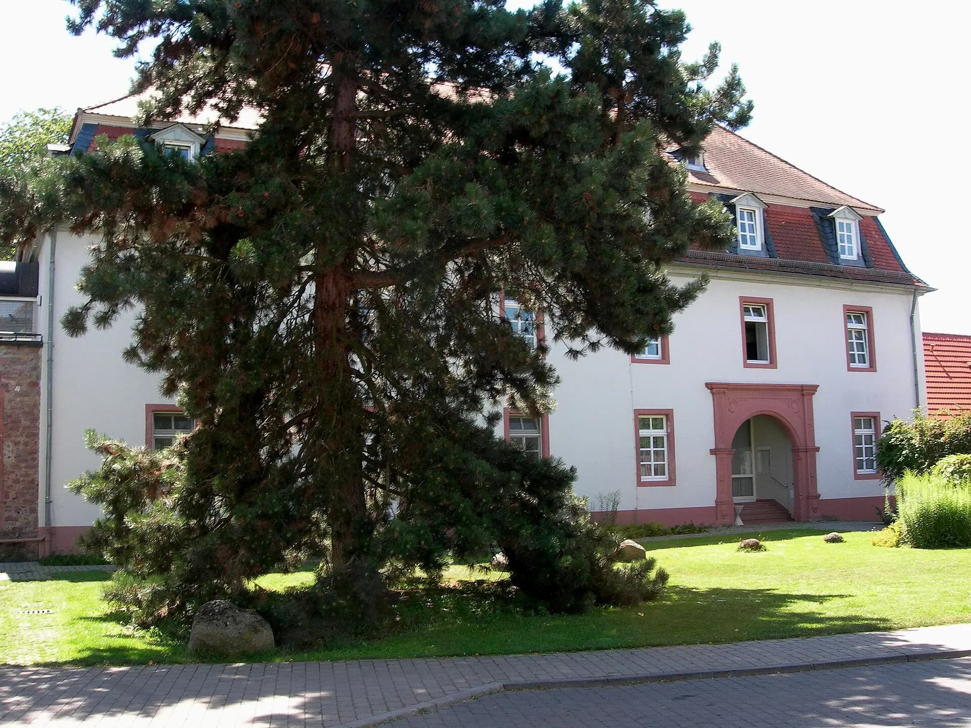 Parkseite des Schlosses Gräfenhausen in Weiterstadt