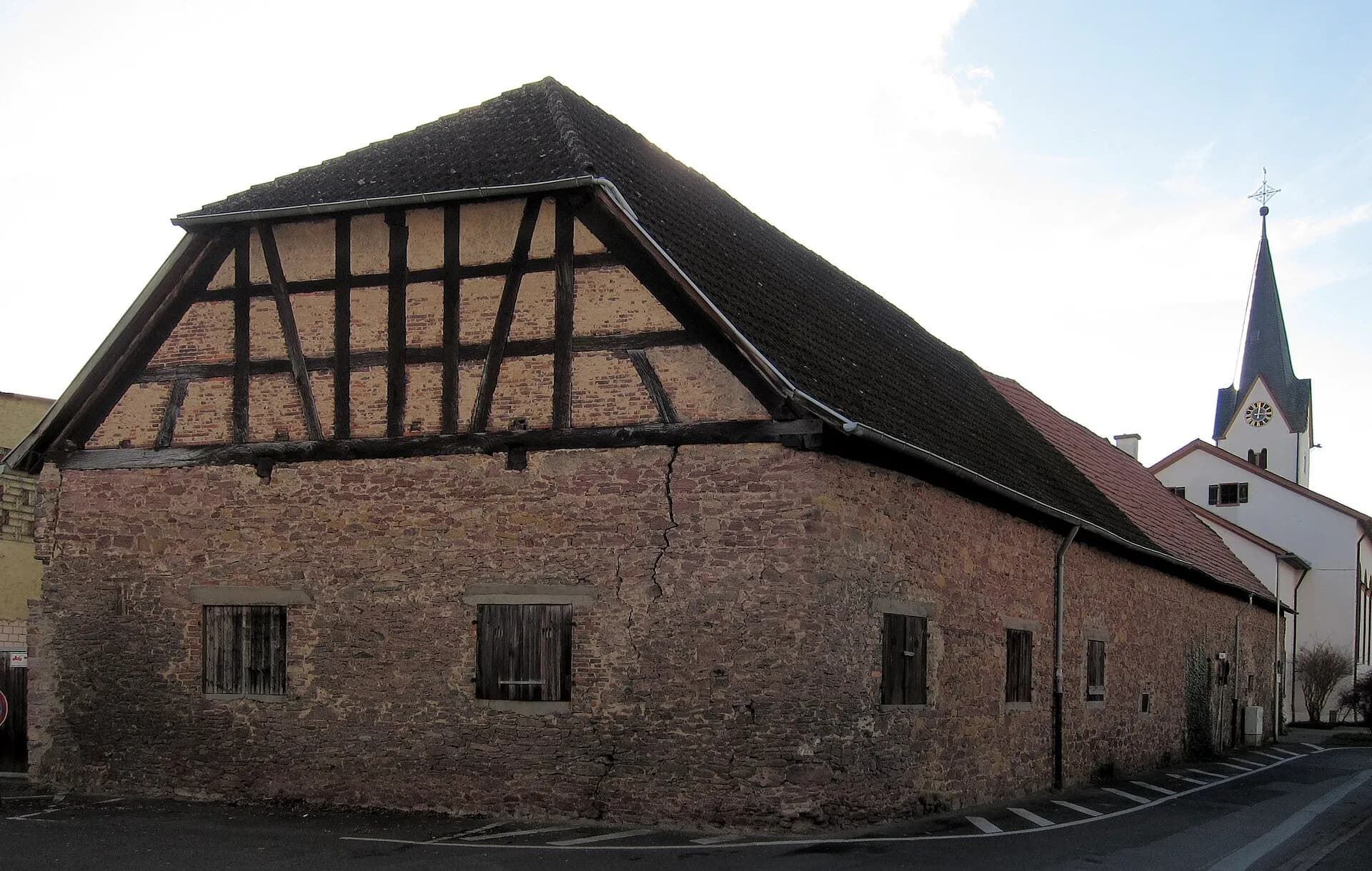 Zehntscheuer mit Kirchturm in Weiterstadt-Gräfenhausen