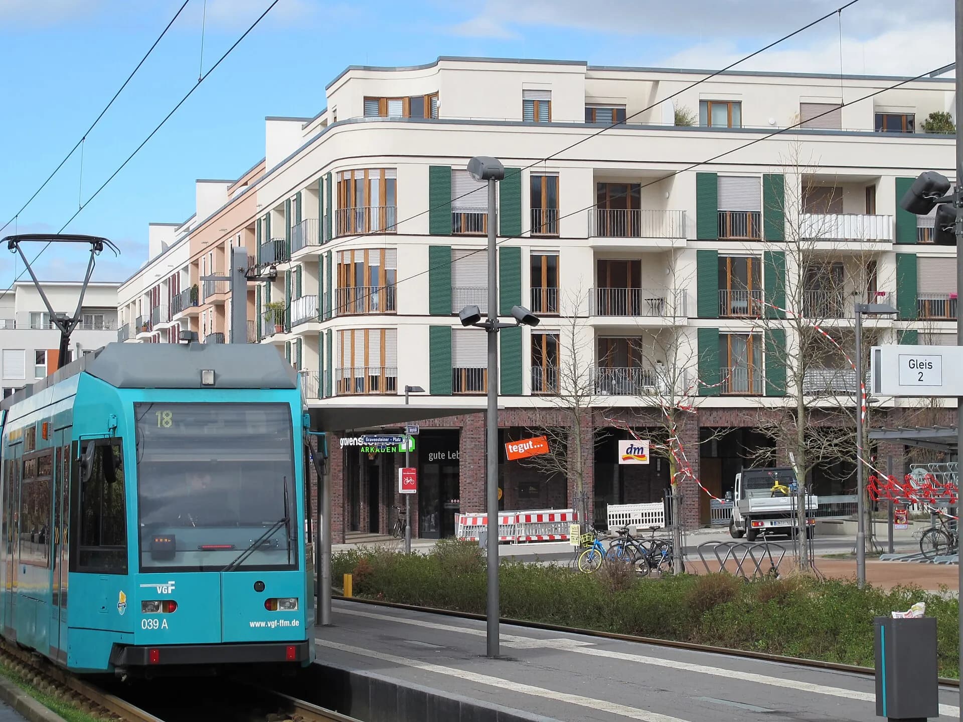 Stadtbahn am Gravensteiner Platz in Frankfurt-Preungesheim