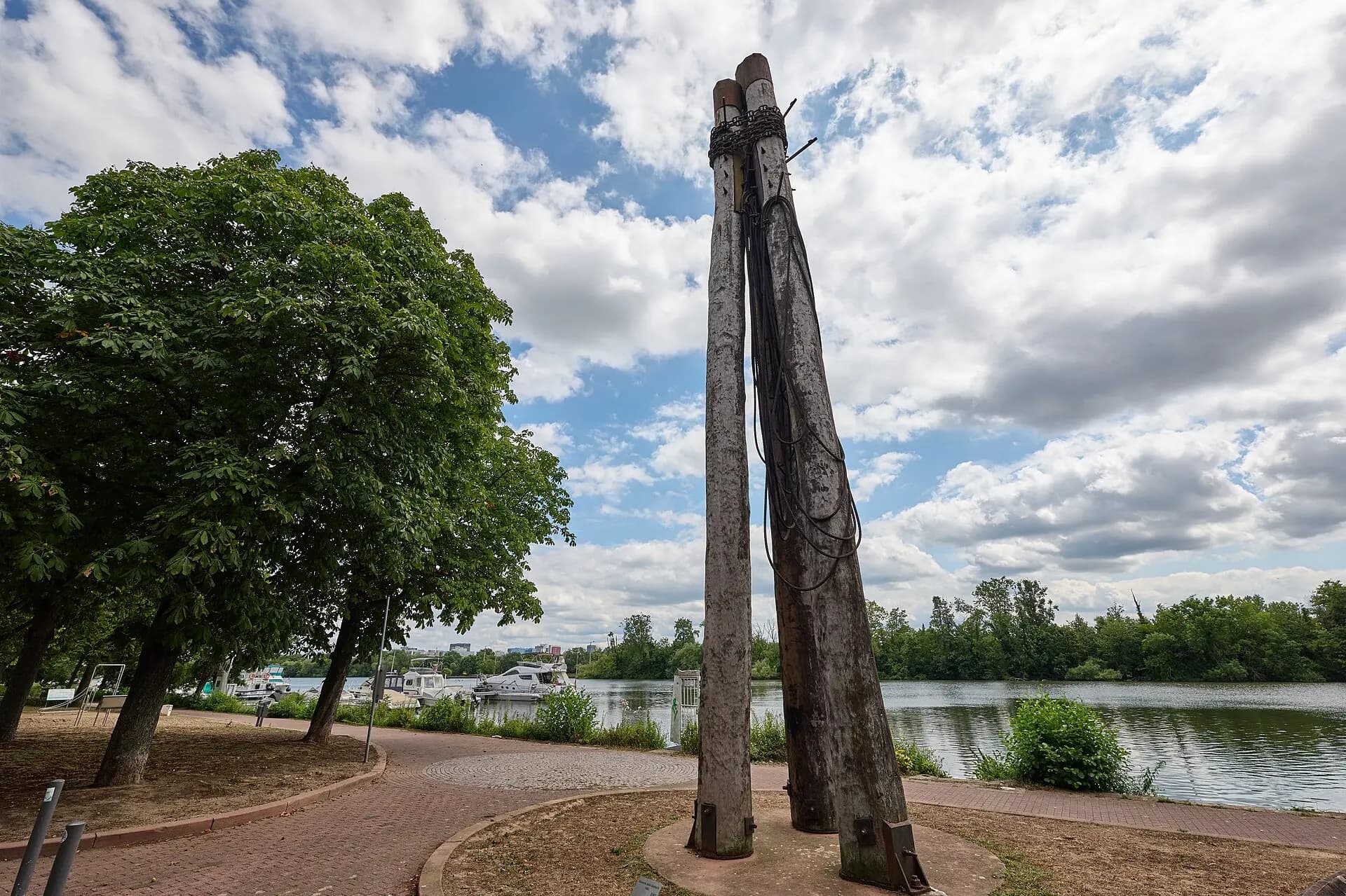 Griesheimer Ufer mit Holzskulptur am Main in Frankfurt Griesheim