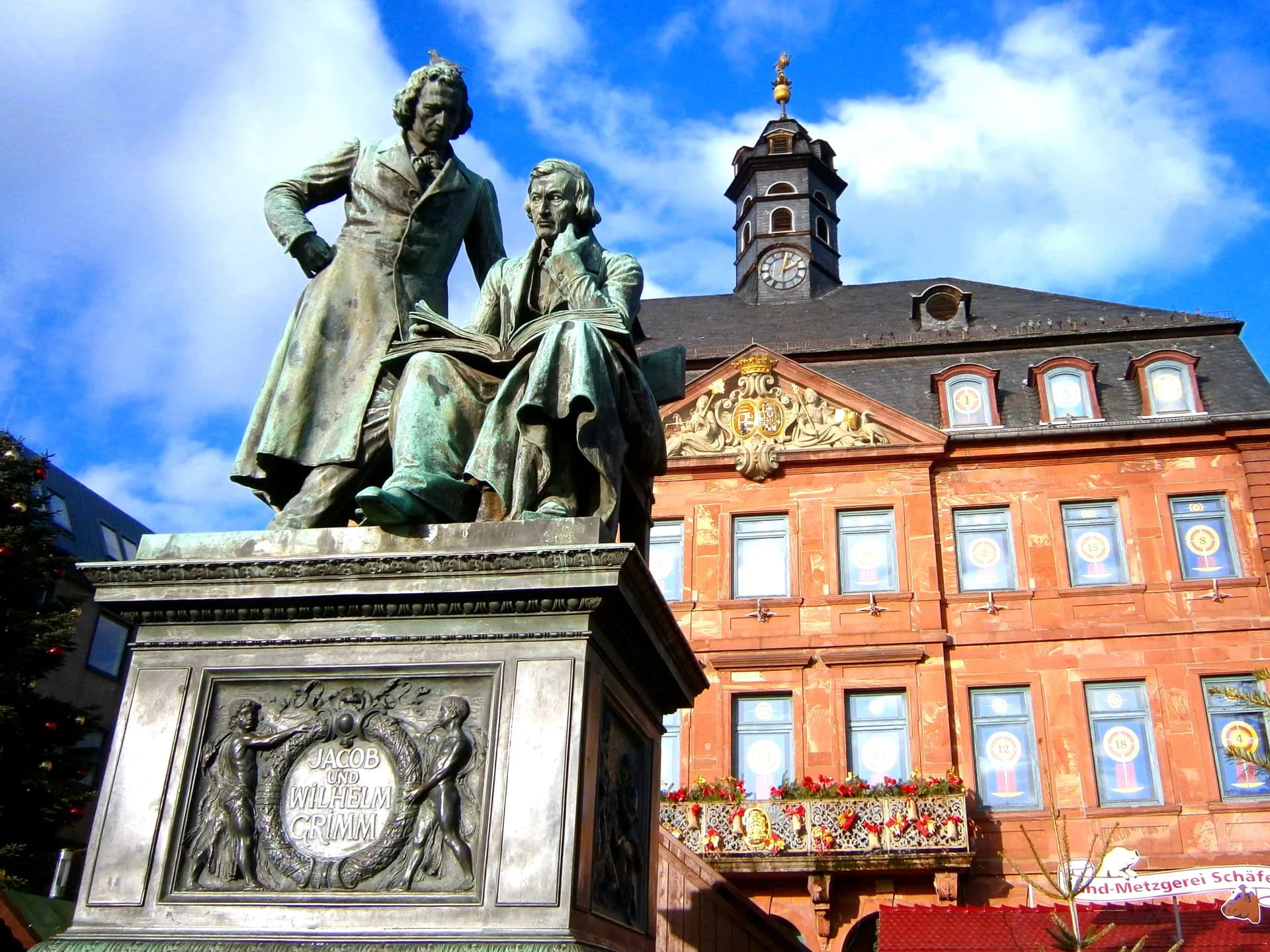 Brüder-Grimm-Denkmal vor dem Giebel des Neustädter Rathauses in Hanau