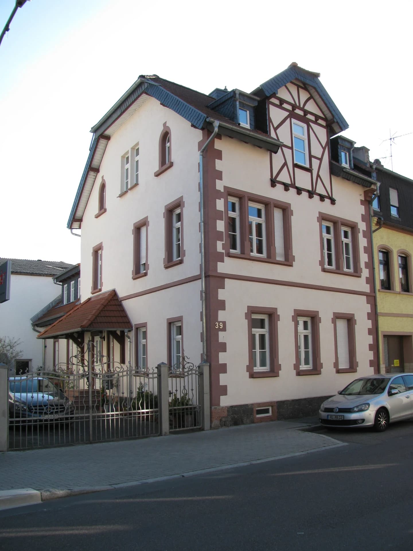 Wohnhaus mit Fachwerkgiebel in der Hauptstraße in Hanau-Großauheim