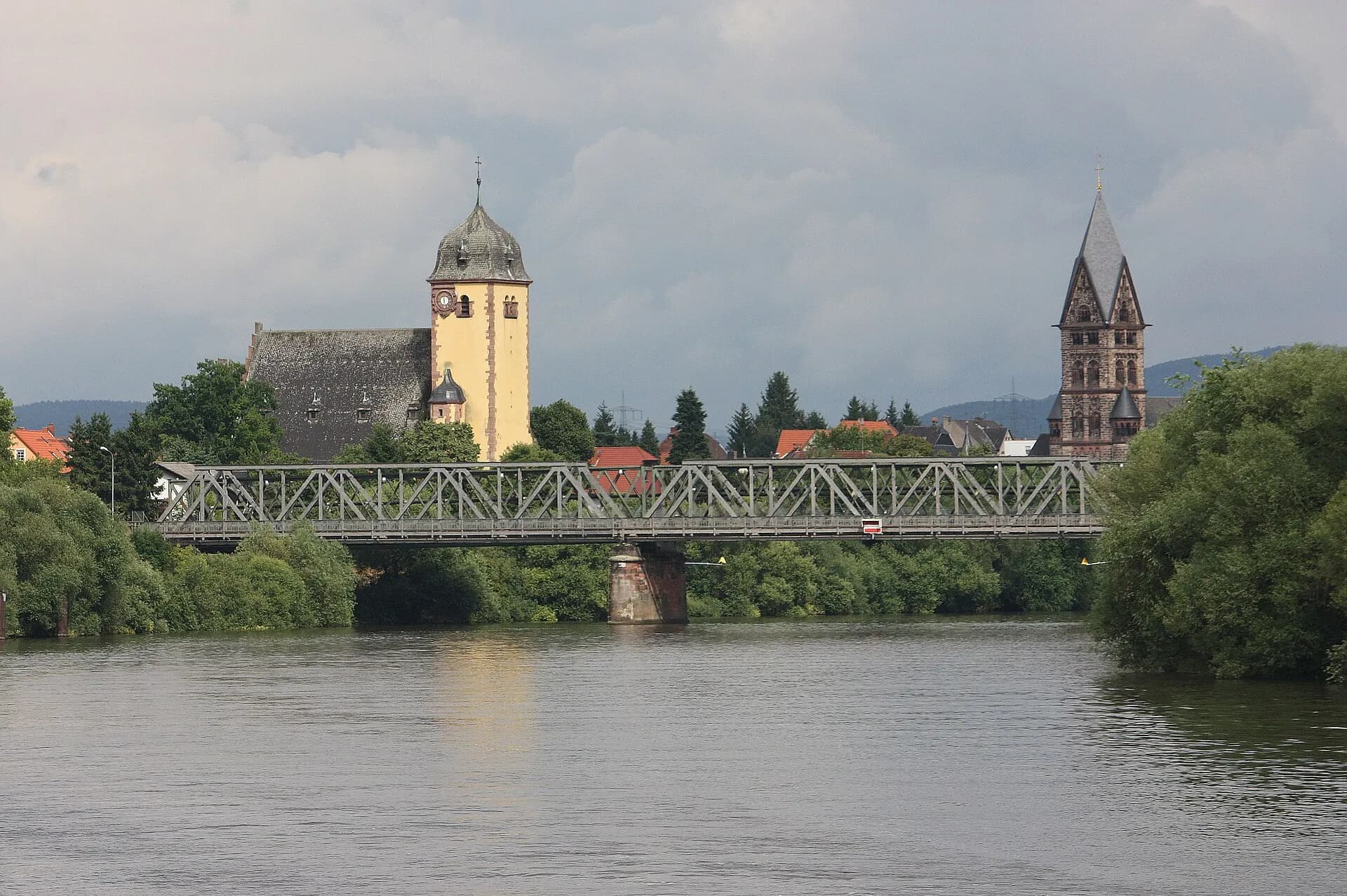 Blick über den Main auf die Kirchen in Hanau-Großauheim