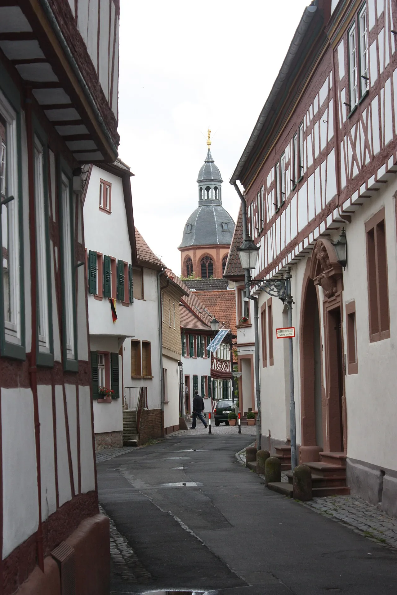 Große Rathausgasse mit Blick zum Vierungsturm in Seligenstadt
