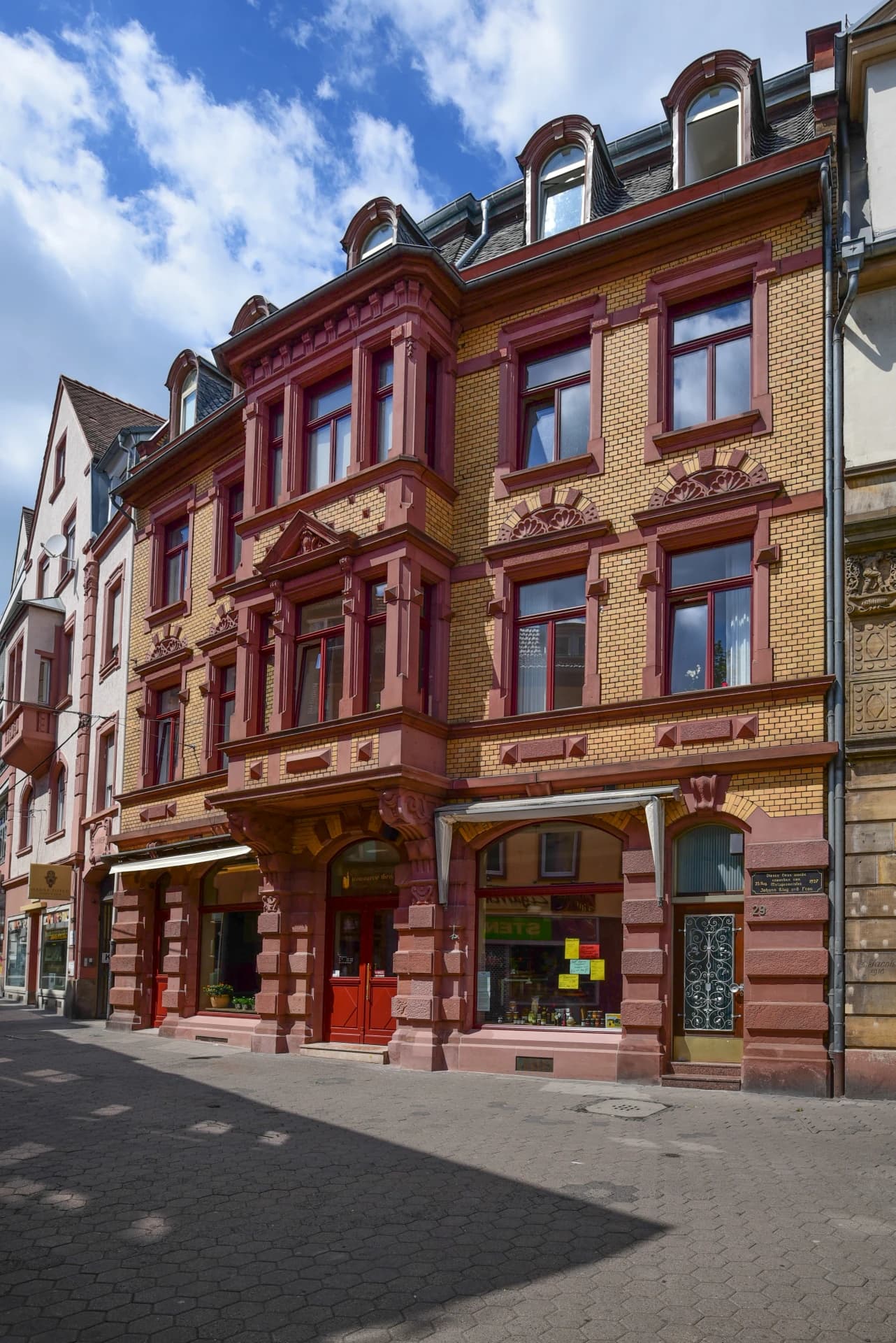 Gründerzeithaus mit Ladenzeile in der Sandgasse in Aschaffenburg