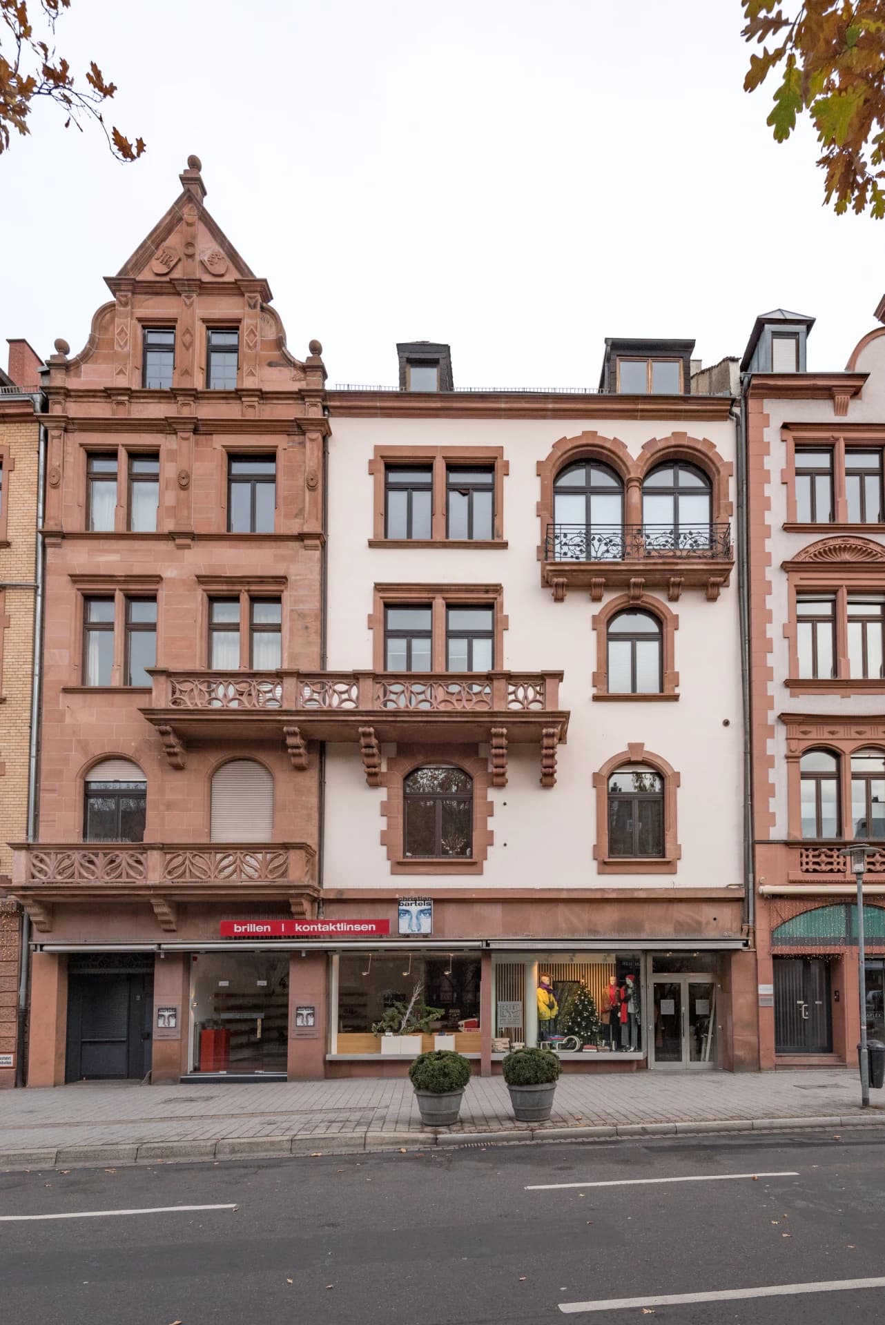 Gründerzeithaus mit Ladenzeile in der Weißenburger Straße in Aschaffenburg