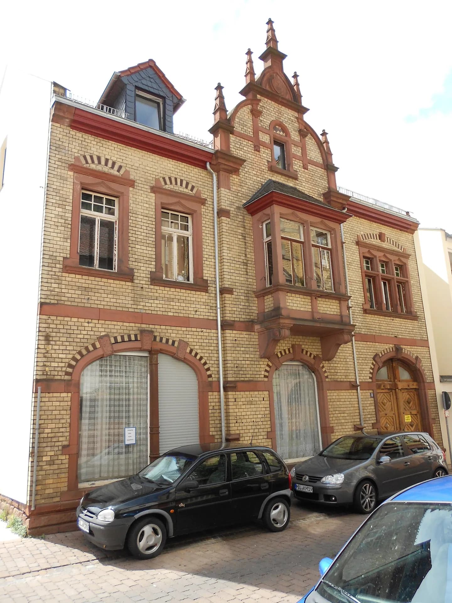 Gründerzeitvilla aus Backstein und Sandstein in Klingenberg am Main