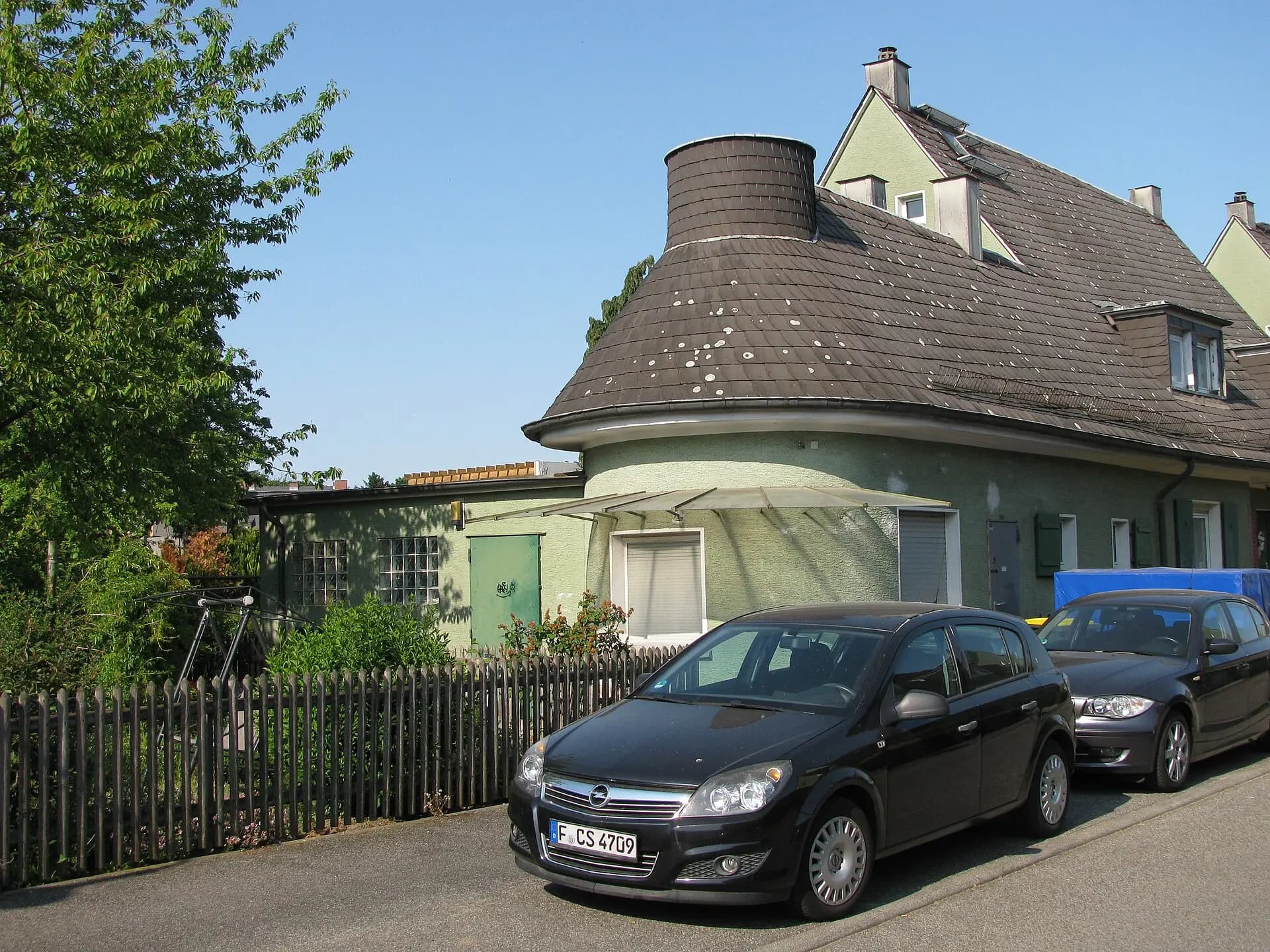 Wohnhaus mit Rundturm am Grüne Winkel in Frankfurt-Nied