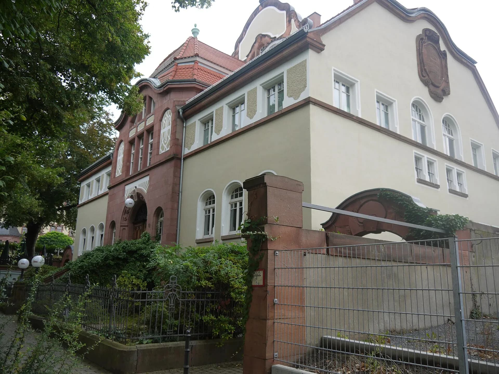 Jugendstil-Schulbau in der Grünewaldstraße 12 in Aschaffenburg
