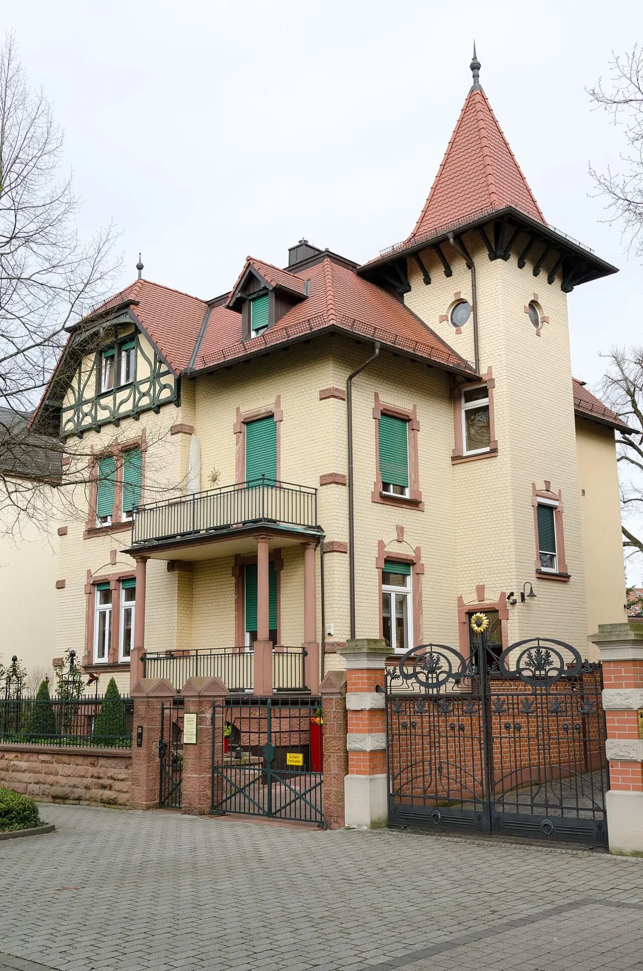 Villa mit rotem Turm in der Grünewaldstraße 15 in Aschaffenburg