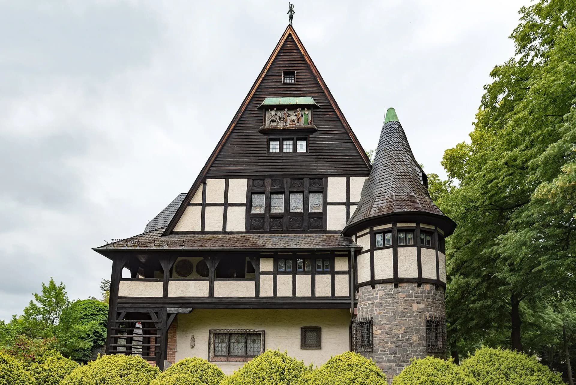Jugendstilvilla mit Turm in der Grünewaldstraße 20 in Aschaffenburg