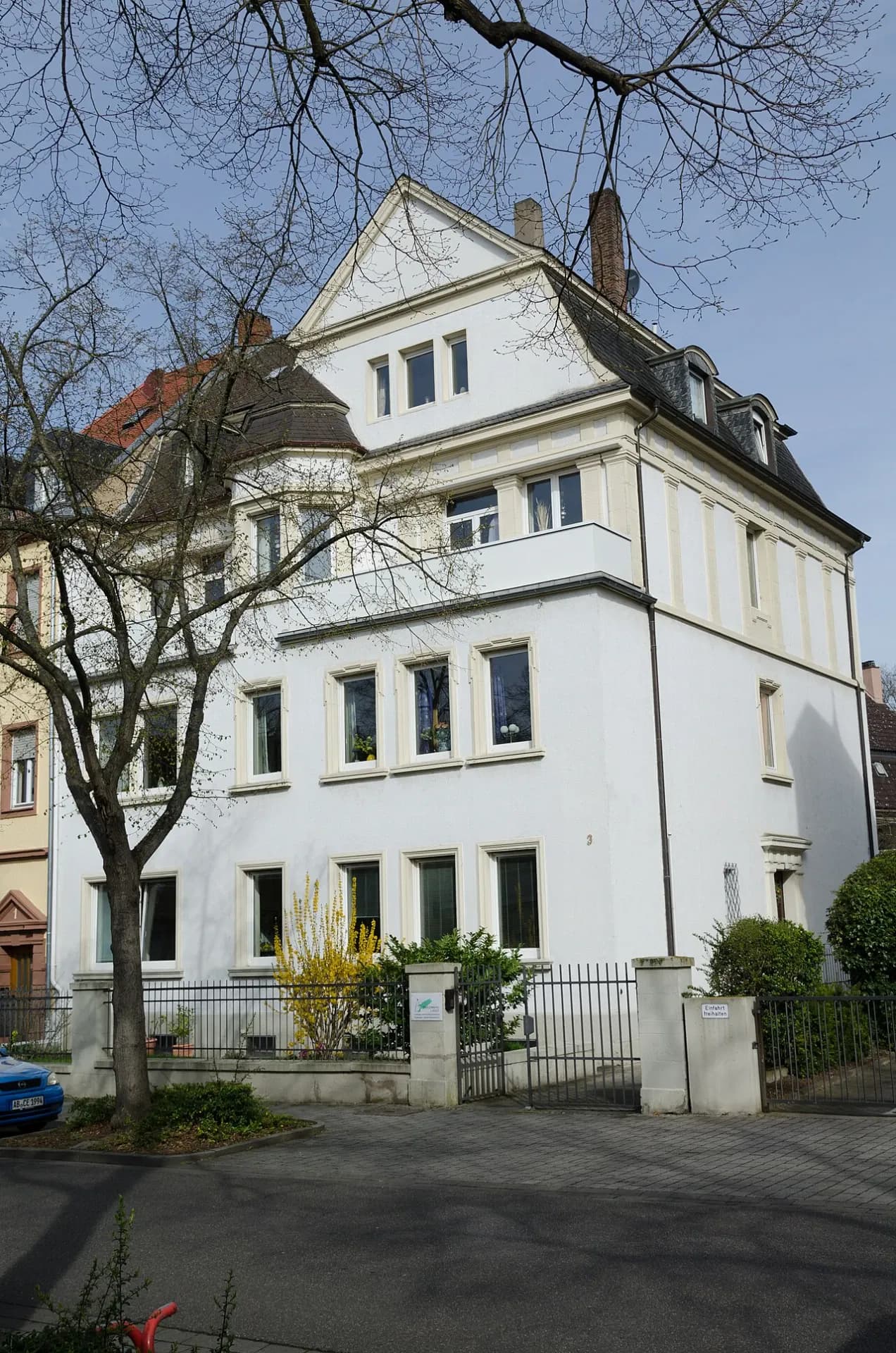 Weiße Villa in der Grünewaldstraße 3 in Aschaffenburg