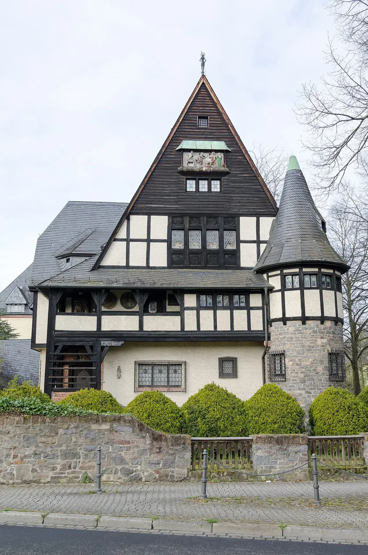 Jugendstilvilla mit Fachwerkgiebel und Turm in der Grünewaldstraße in Aschaffenburg