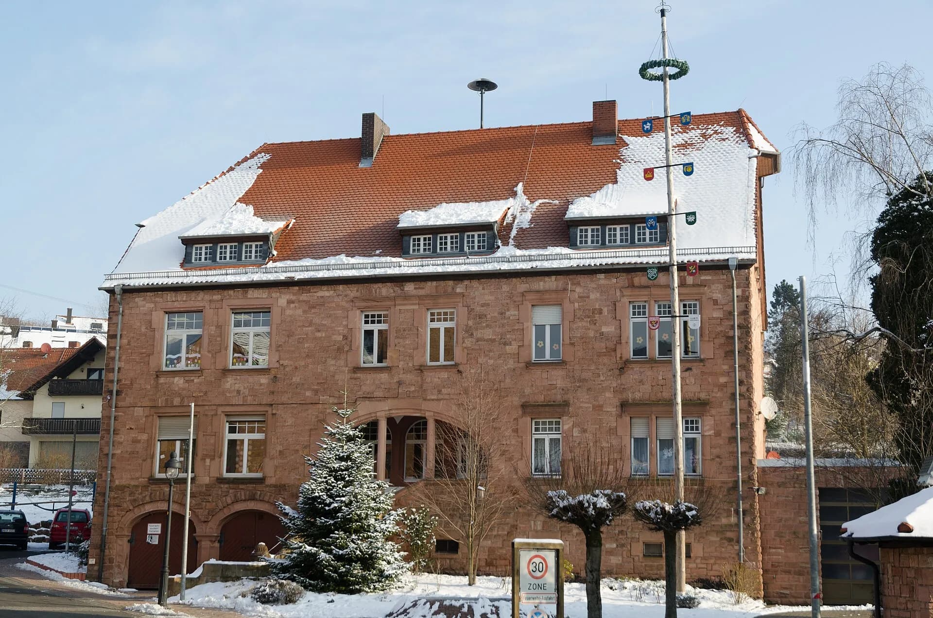 Alte Schule in Haibach-Grünmorsbach im Winter