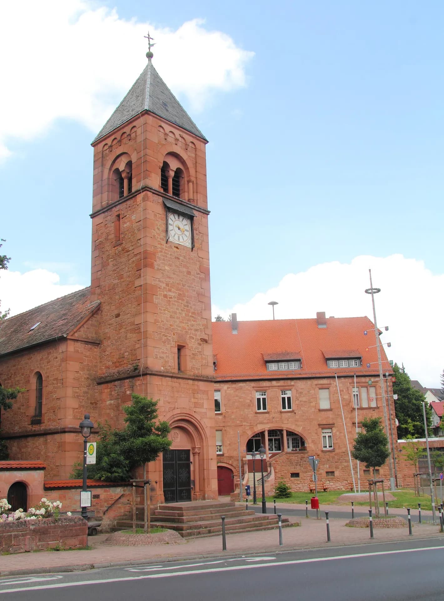 Pfarrkirche St. Johannes Baptist und alte Schule in Haibach-Grünmorsbach