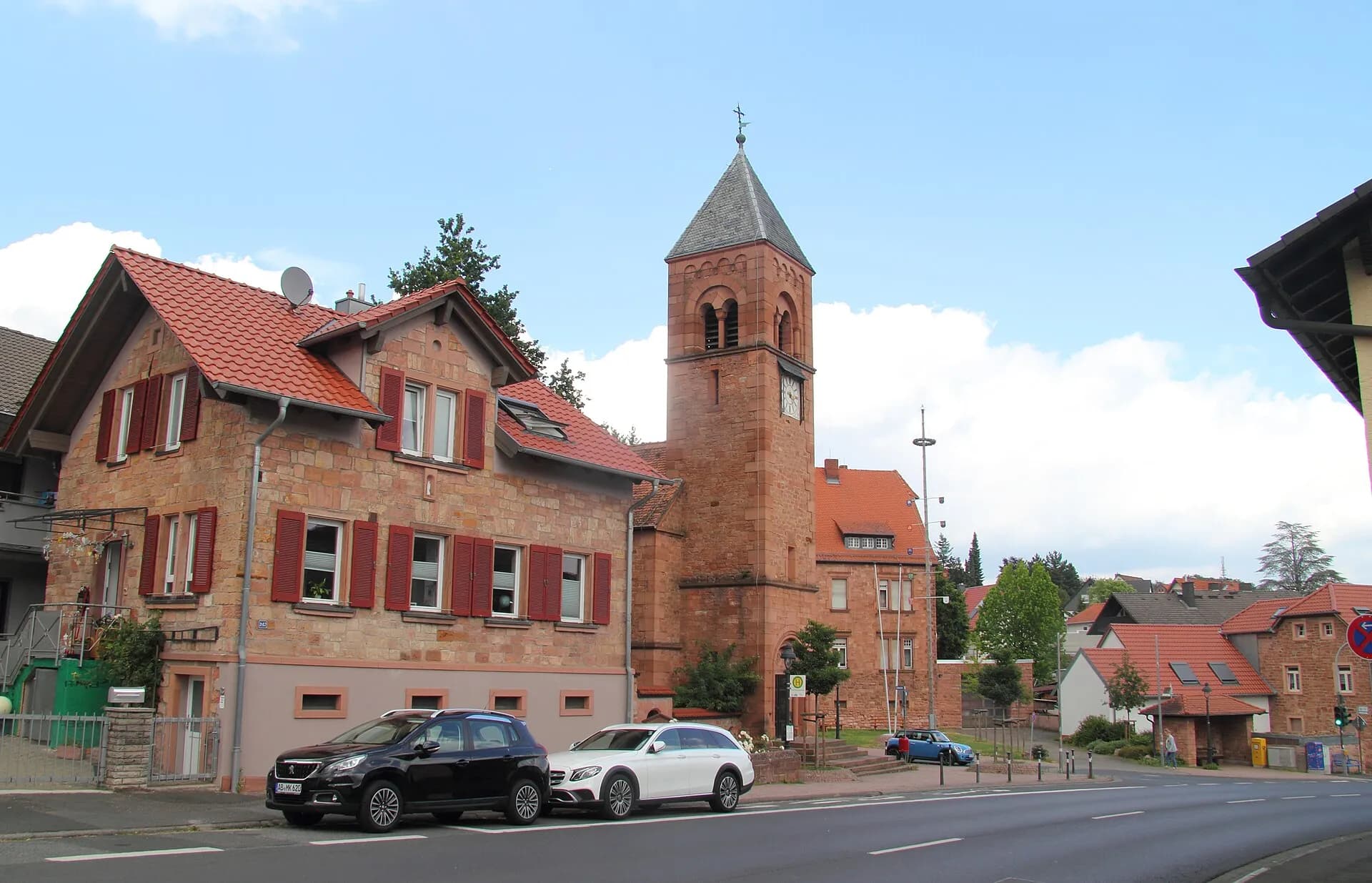 Ortsmitte von Haibach-Grünmorsbach mit Kirchturm