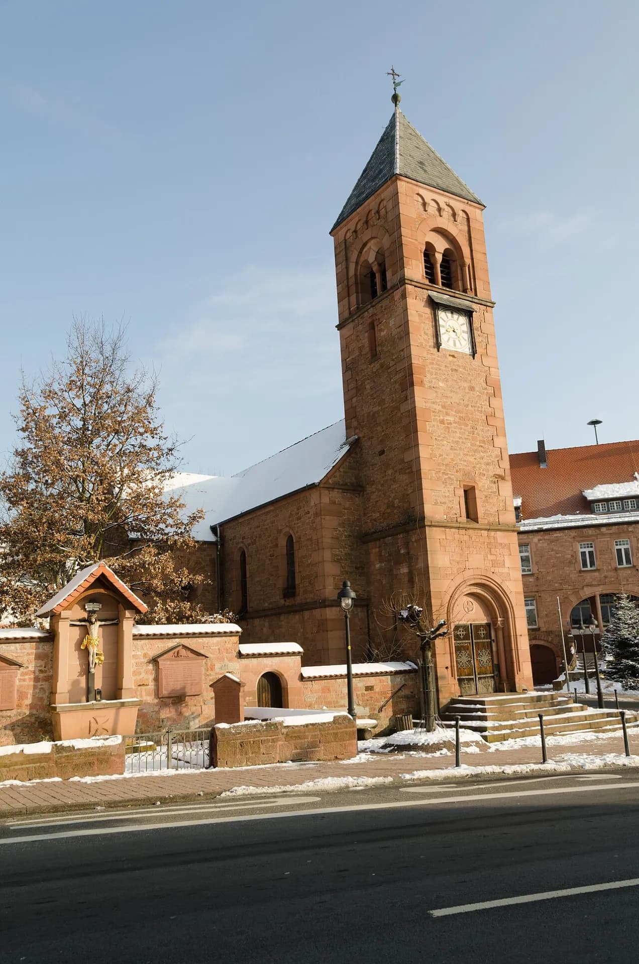 Pfarrkirche St. Johannes Baptist in Haibach-Grünmorsbach von der Straße aus