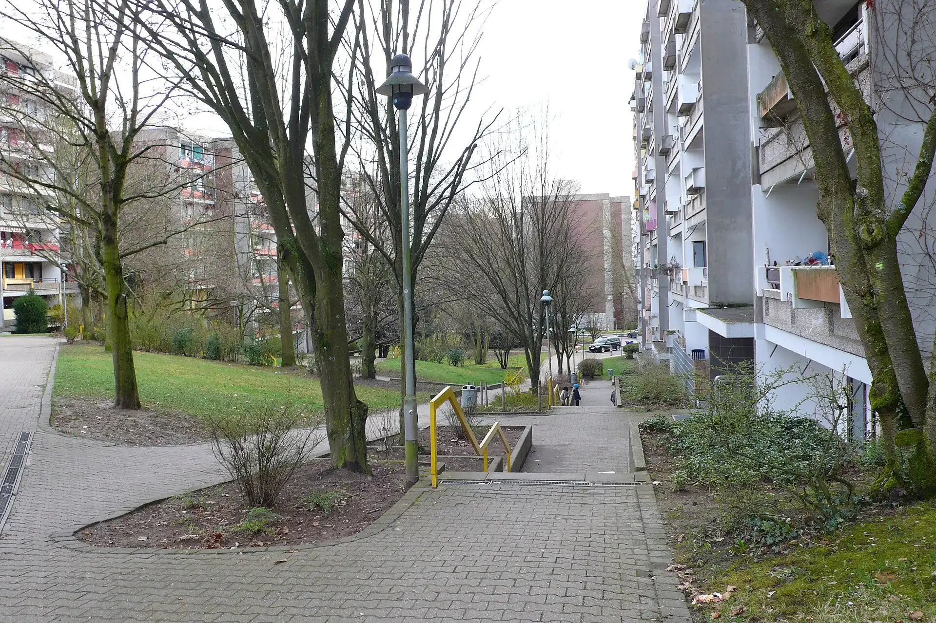 Fußweg durch den Grünzug der Siedlung Ben-Gurion-Ring in Frankfurt am Main