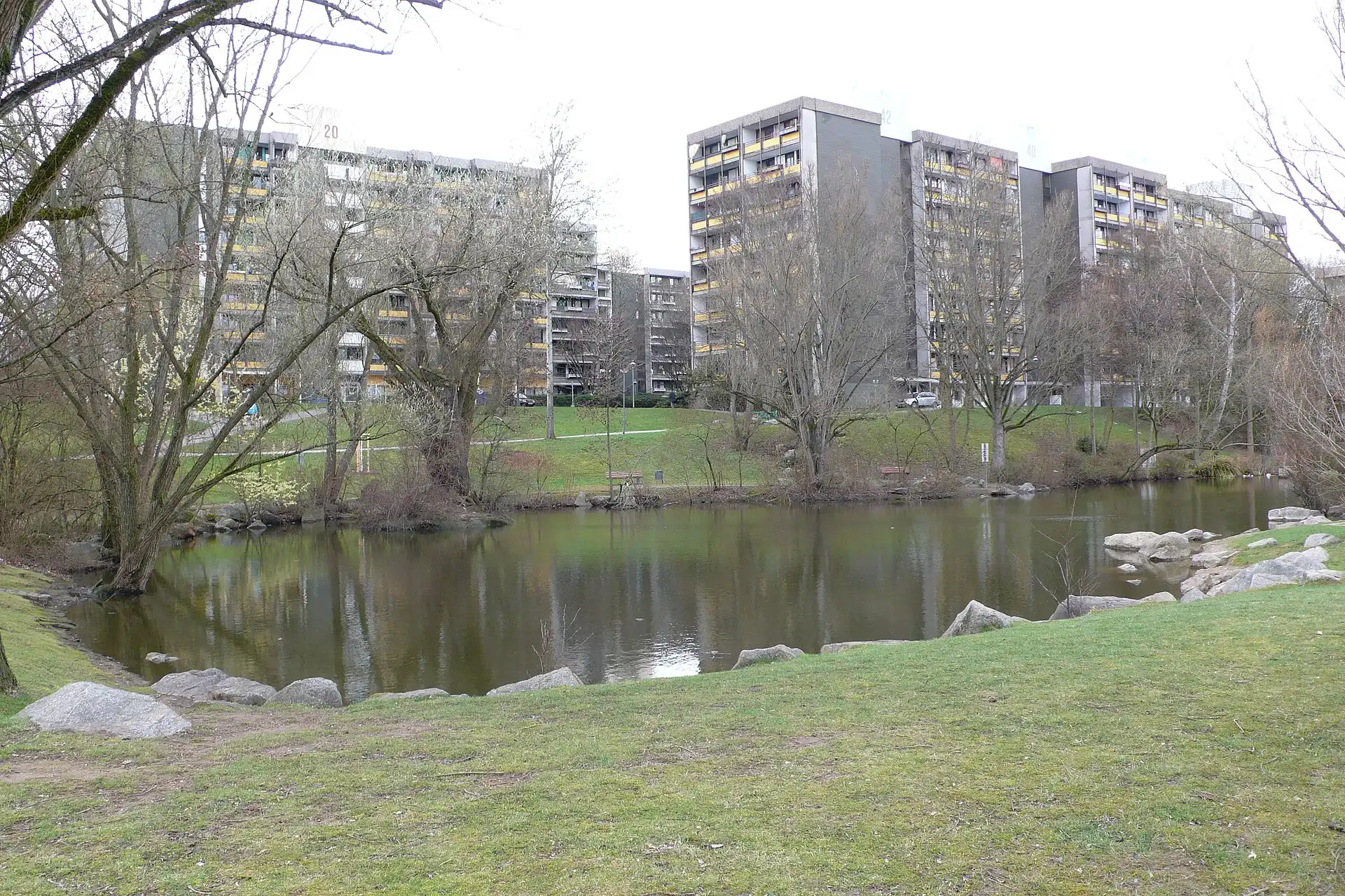 Teich im Grünzug der Siedlung Ben-Gurion-Ring in Frankfurt am Main