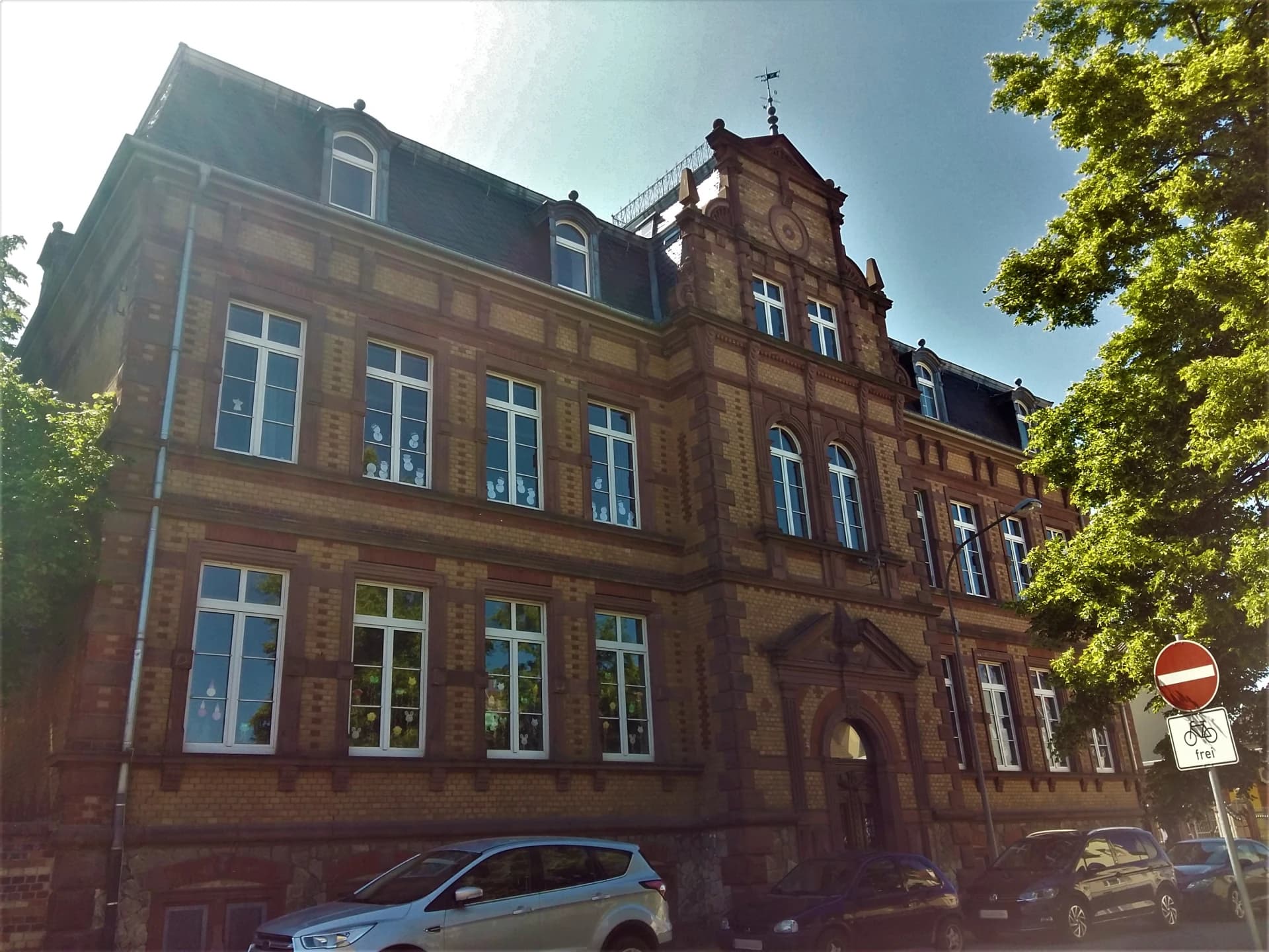 Seitenansicht der Grundschule in Schaafheim