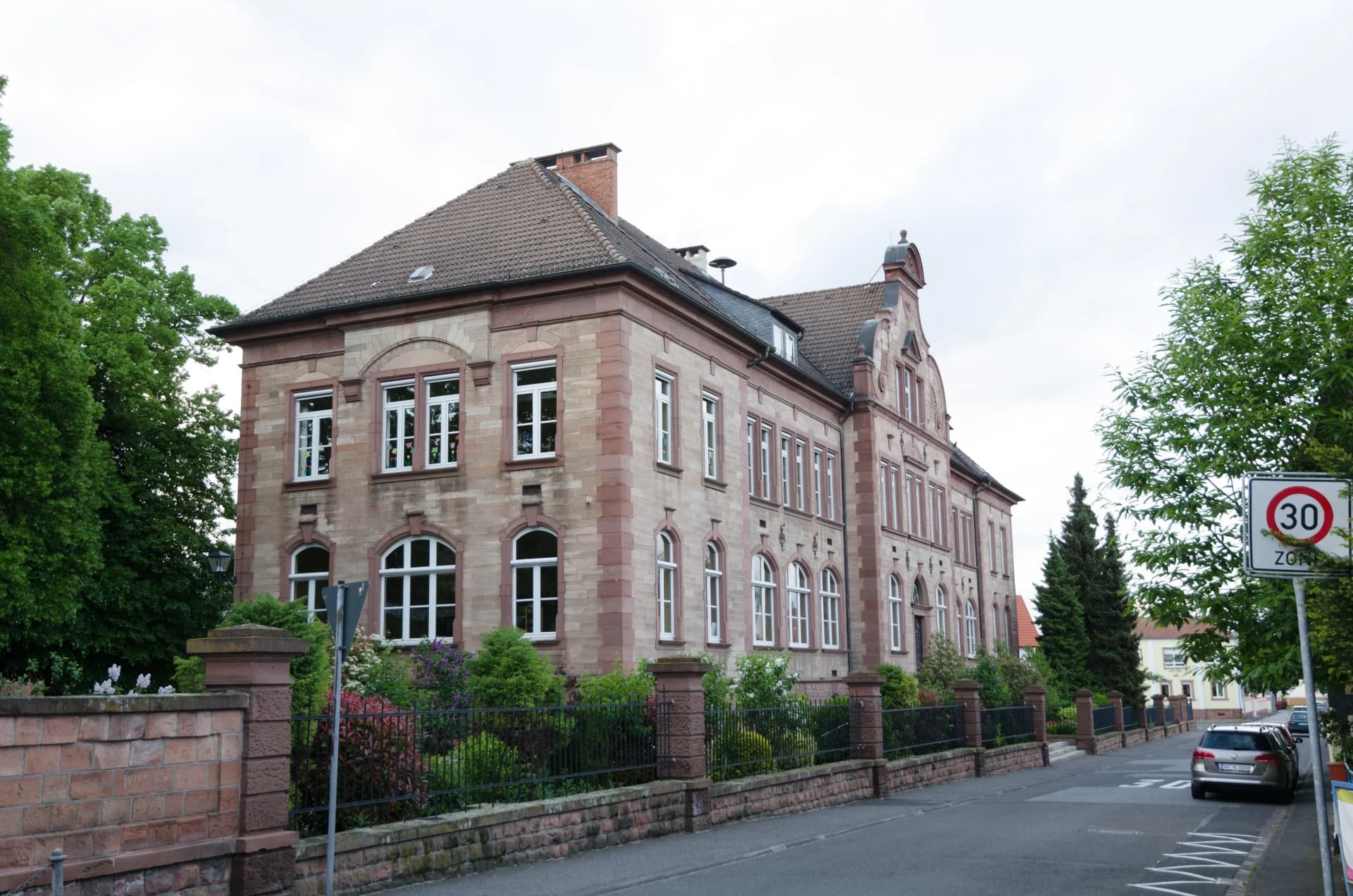 Grundschule aus rotem Sandstein in der Mühlstraße in Großostheim