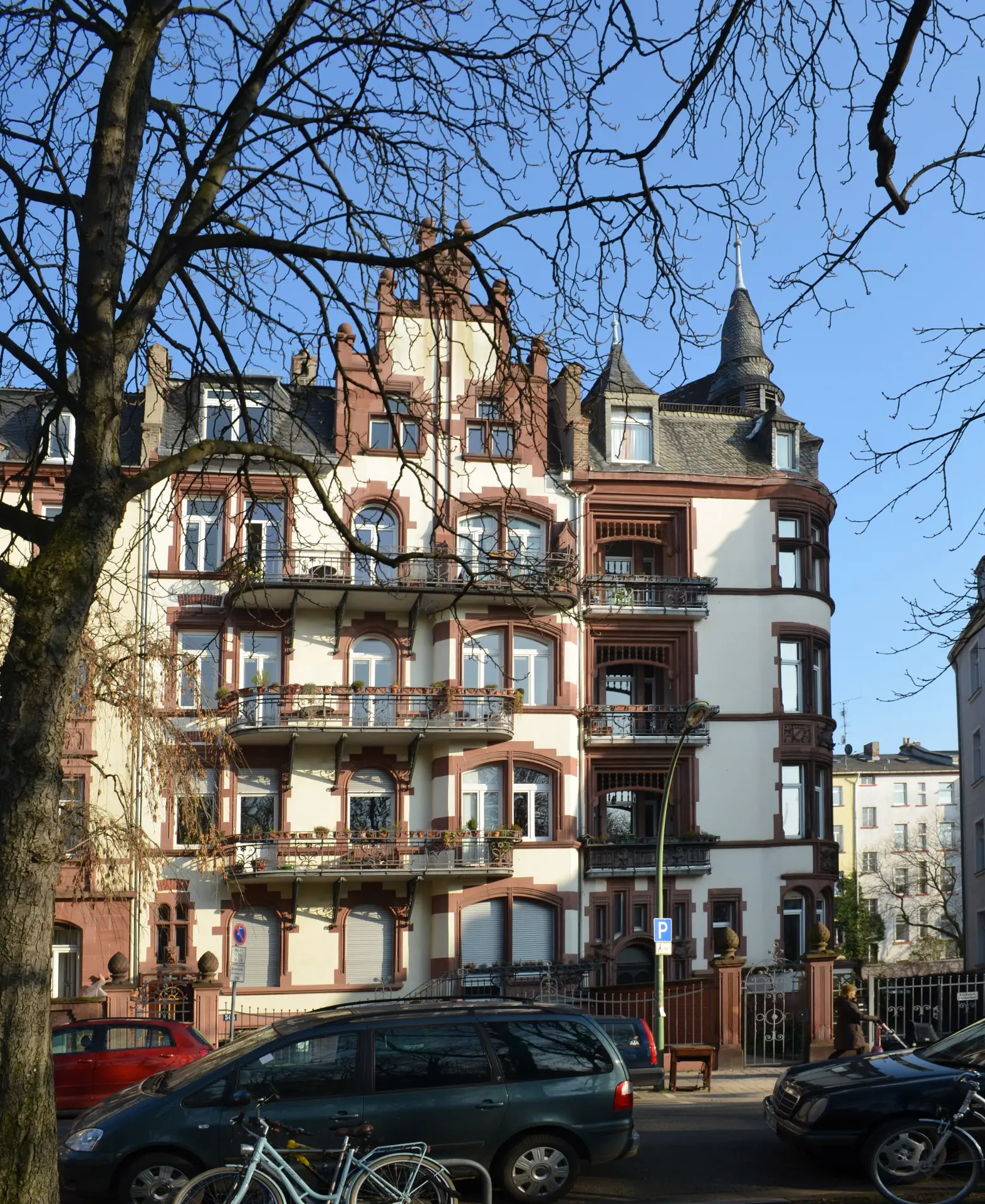 Reich verziertes Eckhaus an der Günthersburgallee im Frankfurter Nordend