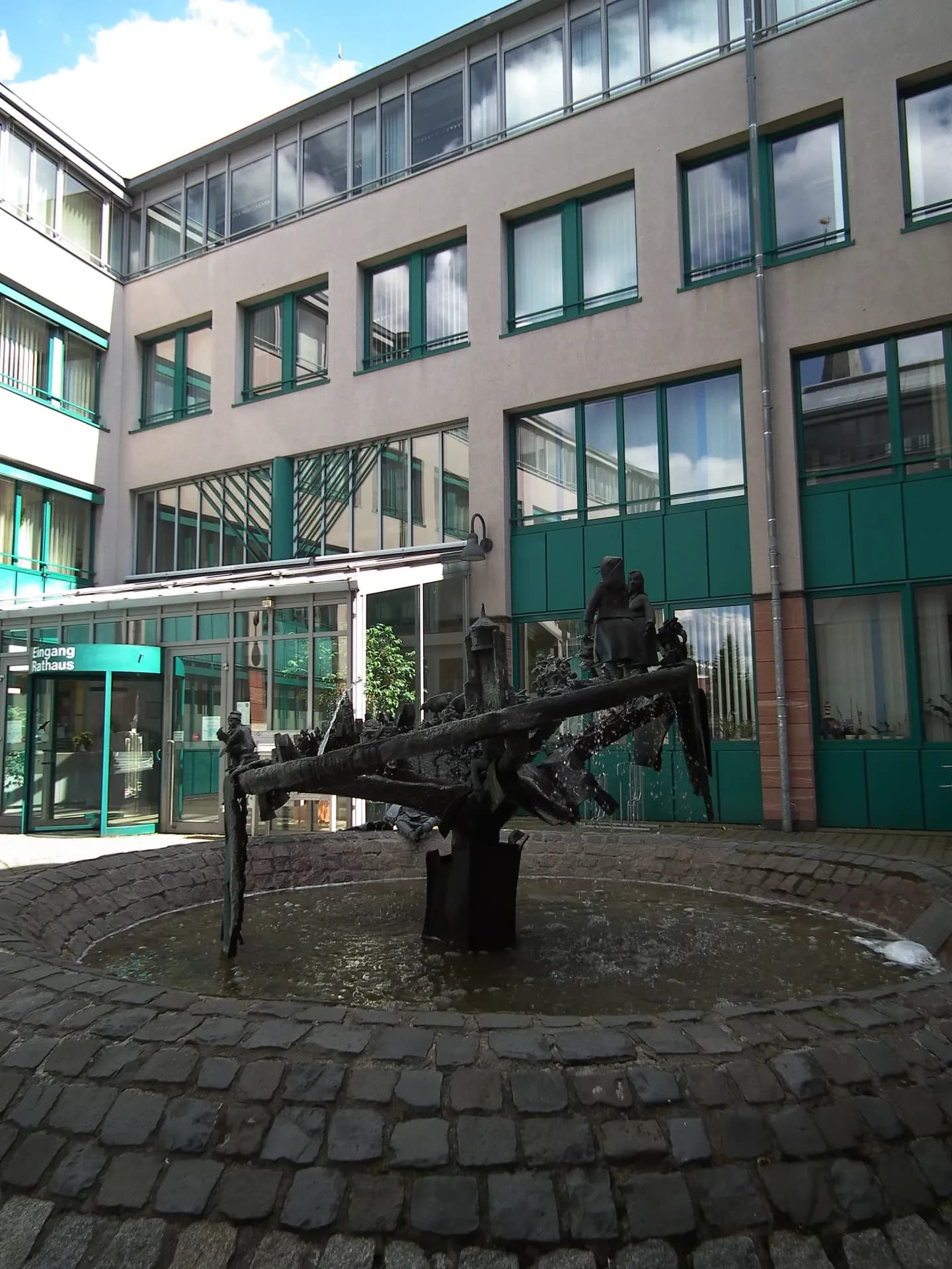 Gugi-Brunnen am Rathaus in Rodgau-Jügesheim