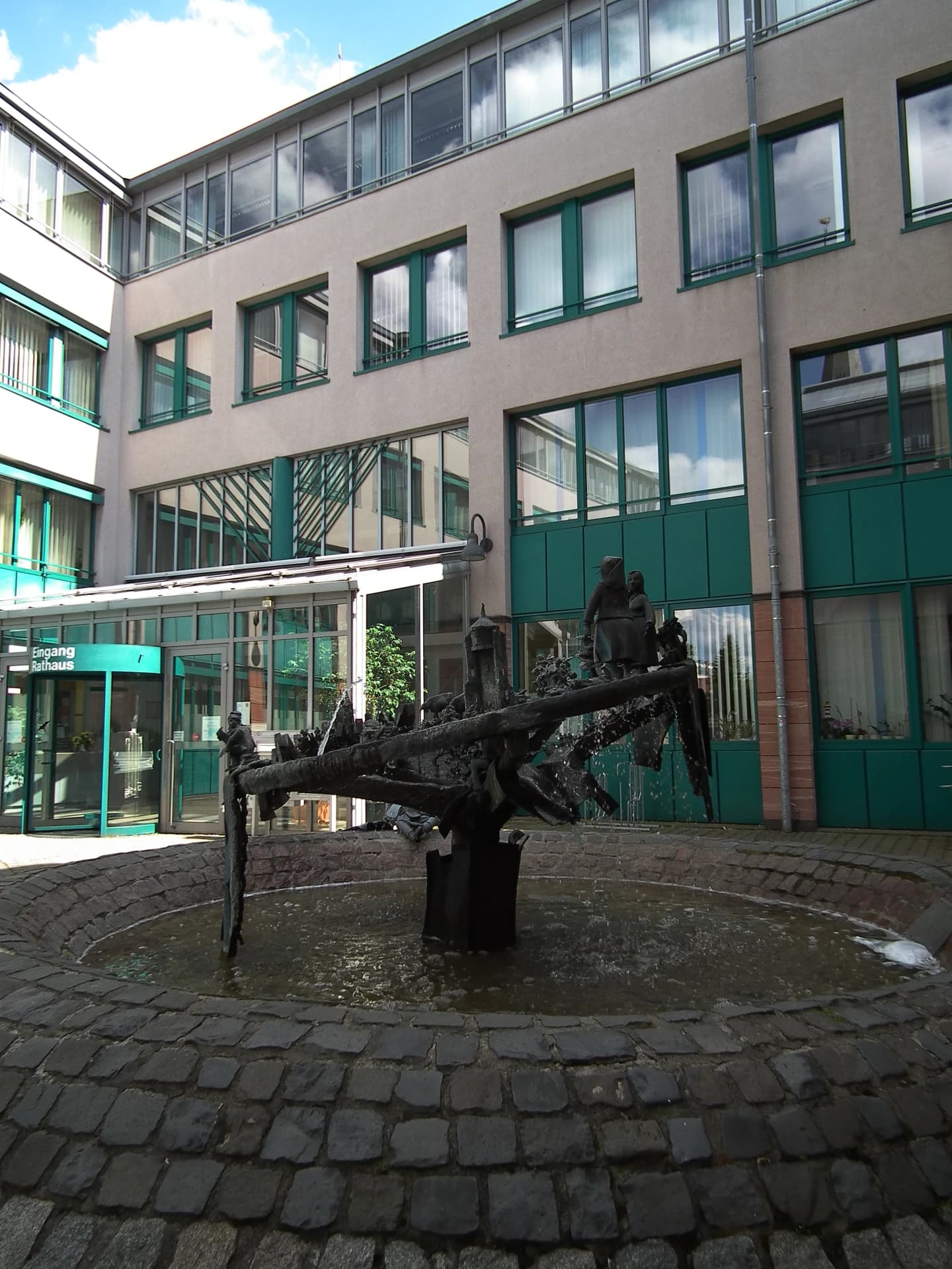 Gugi-Brunnen am Rathaus in Rodgau-Jügesheim