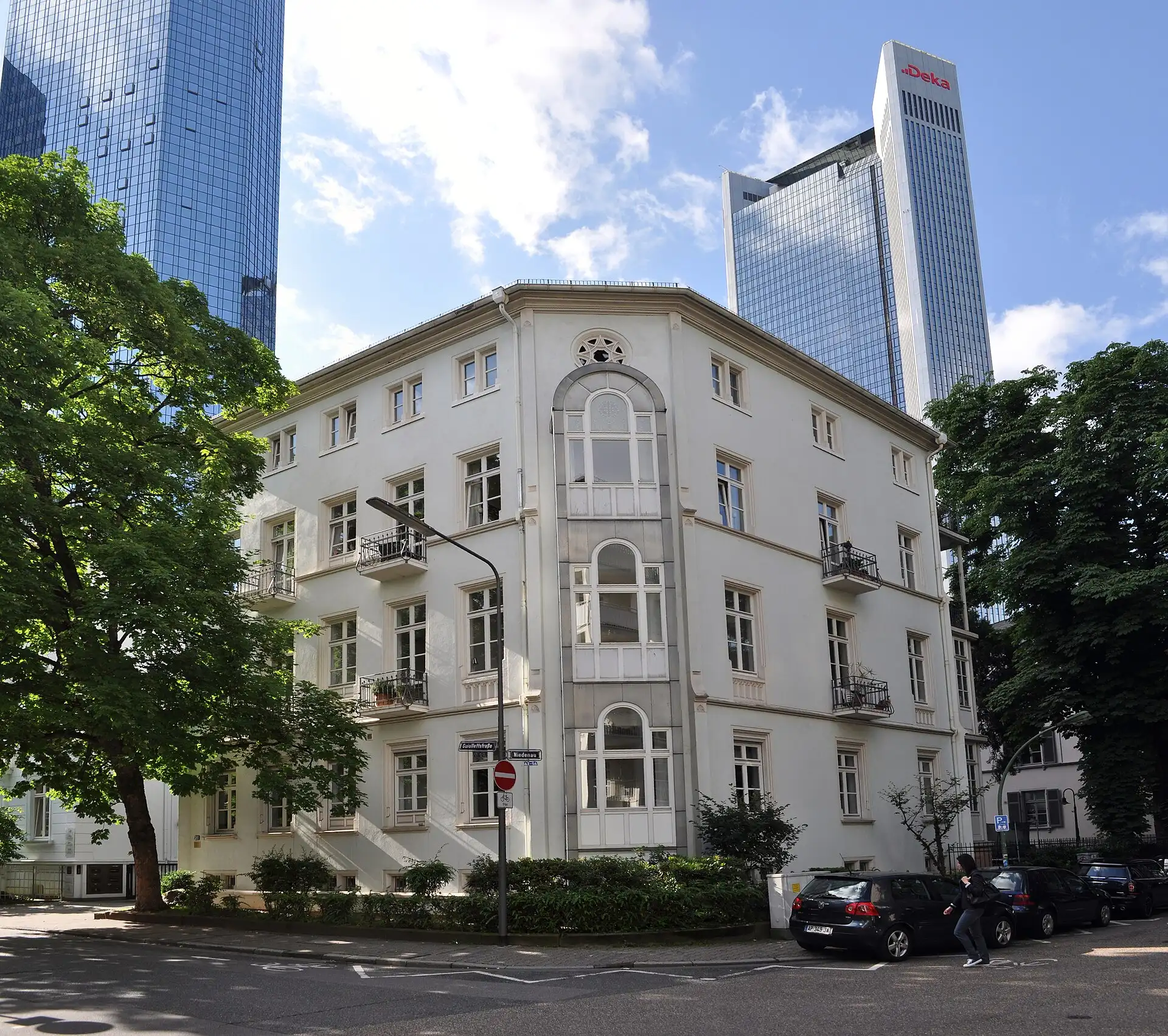 Gründerzeitvilla in der Guiollettstraße vor der Skyline im Frankfurter Westend
