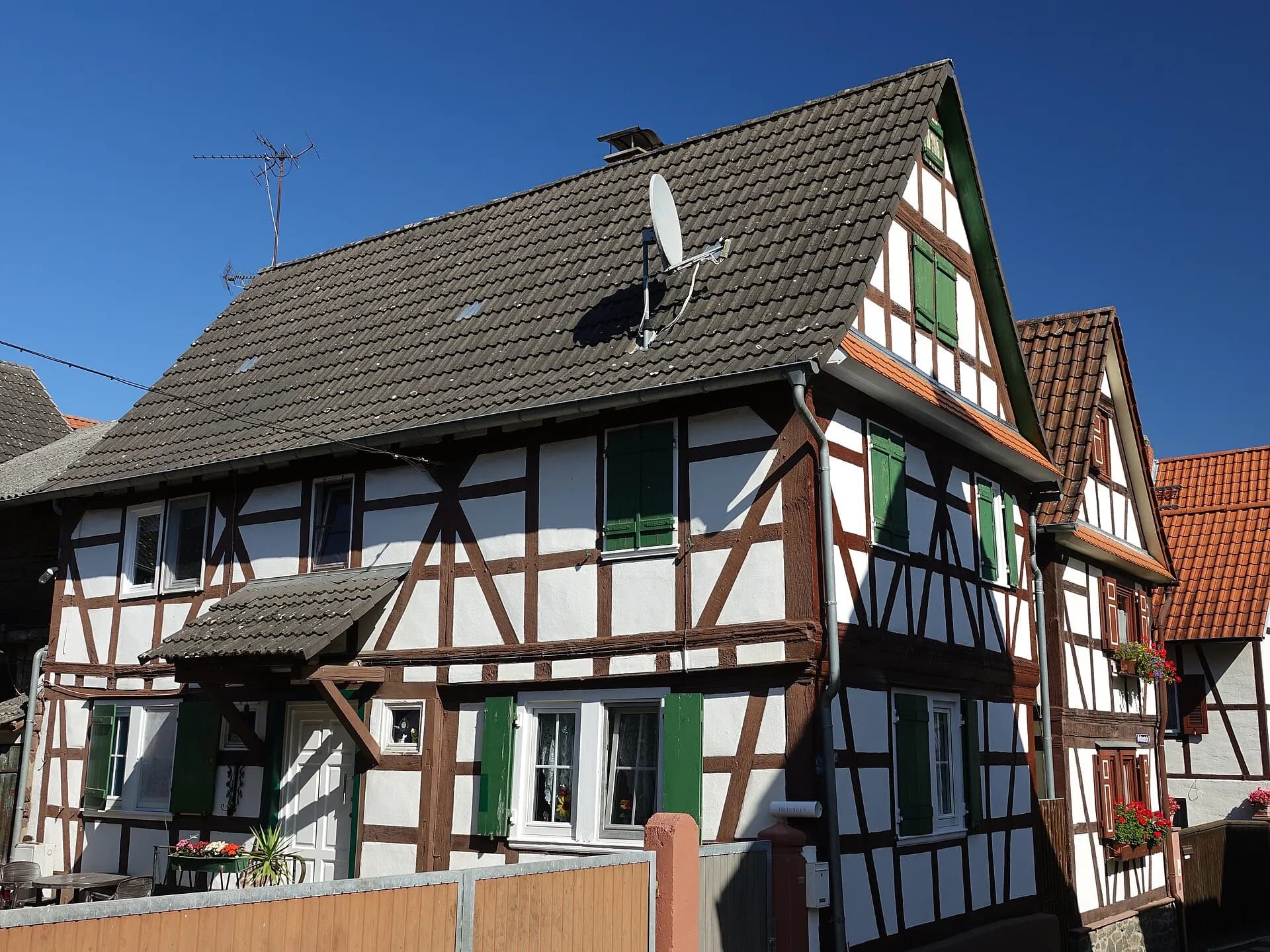 Fachwerkhaus mit grünen Läden in der Guldenstraße in Hanau-Mittelbuchen