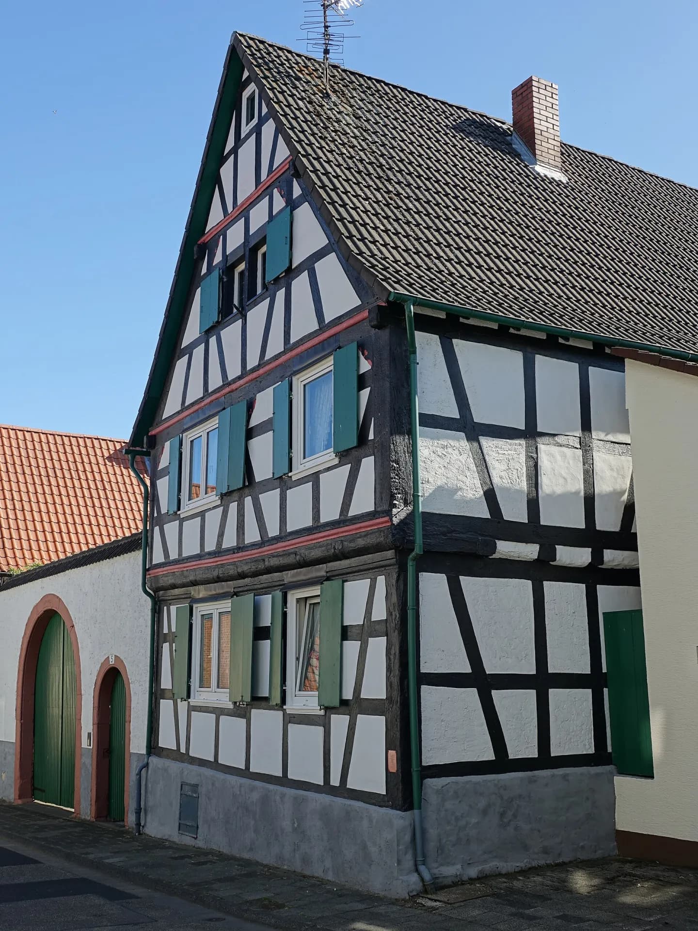 Hohes Fachwerkhaus mit Rundbogentor in der Guldenstraße in Hanau-Mittelbuchen