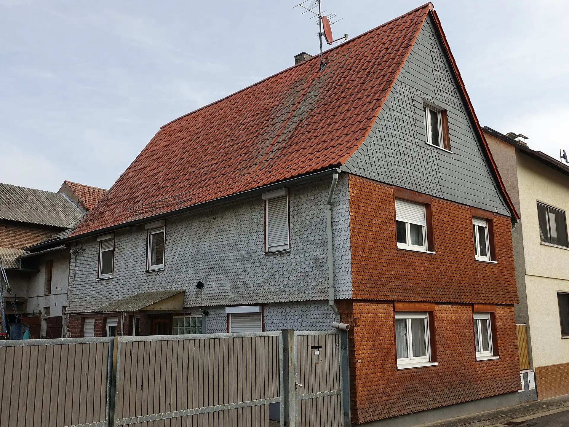 Wohnhaus mit rotem Walmdach in der Guldenstraße in Hanau-Mittelbuchen