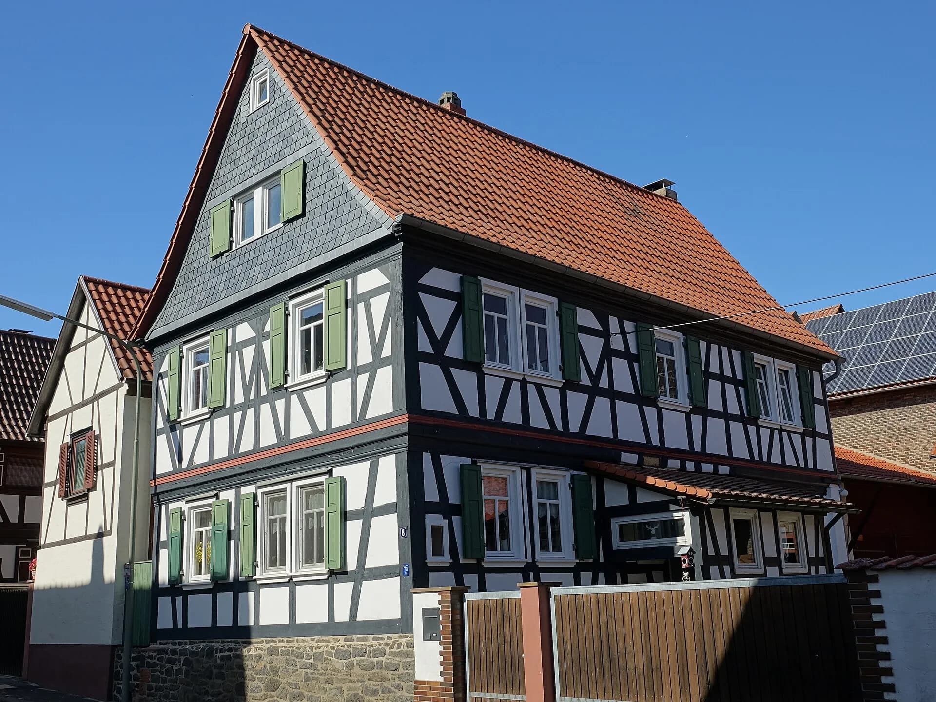 Fachwerkhaus mit Sandsteinmauer in der Guldenstraße in Hanau-Mittelbuchen