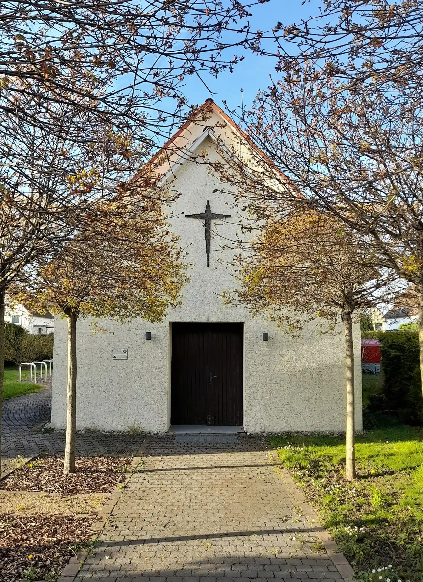 Eingangsfront der Gustav-Adolf-Kirche in Rodgau-Weiskirchen