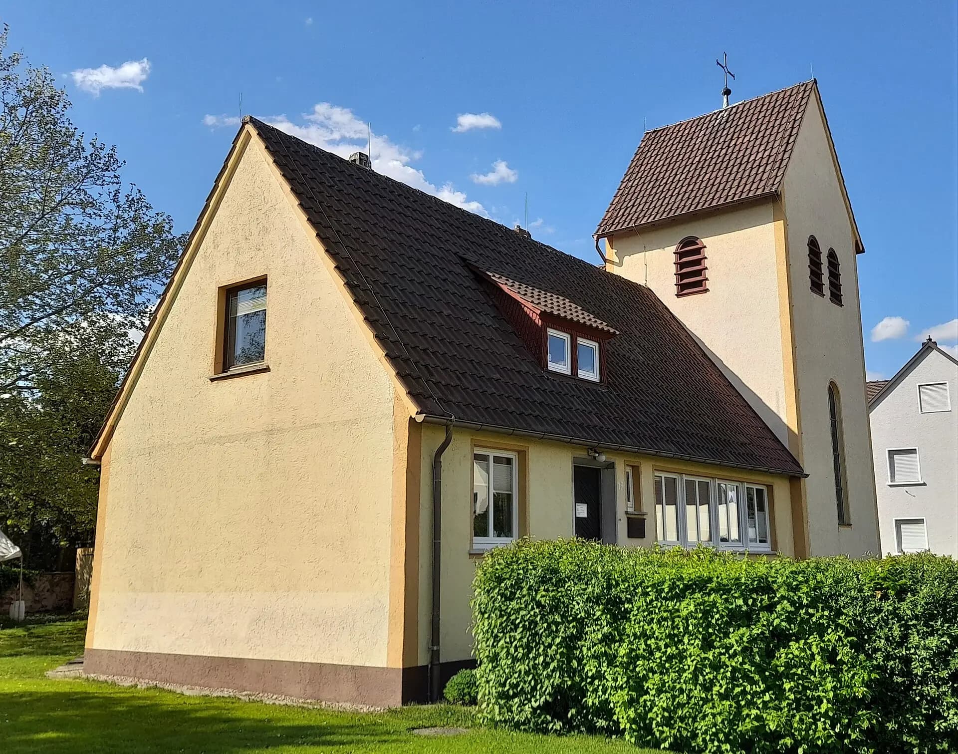 Evangelische Gustav-Adolf-Kirche in Hainburg-Klein-Krotzenburg von Südosten