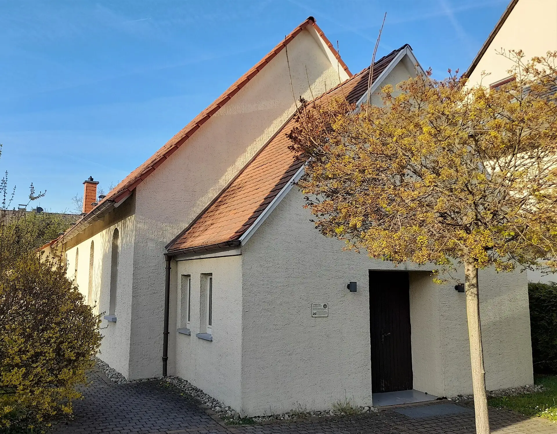 Längsseite der Gustav-Adolf-Kirche in Rodgau-Weiskirchen