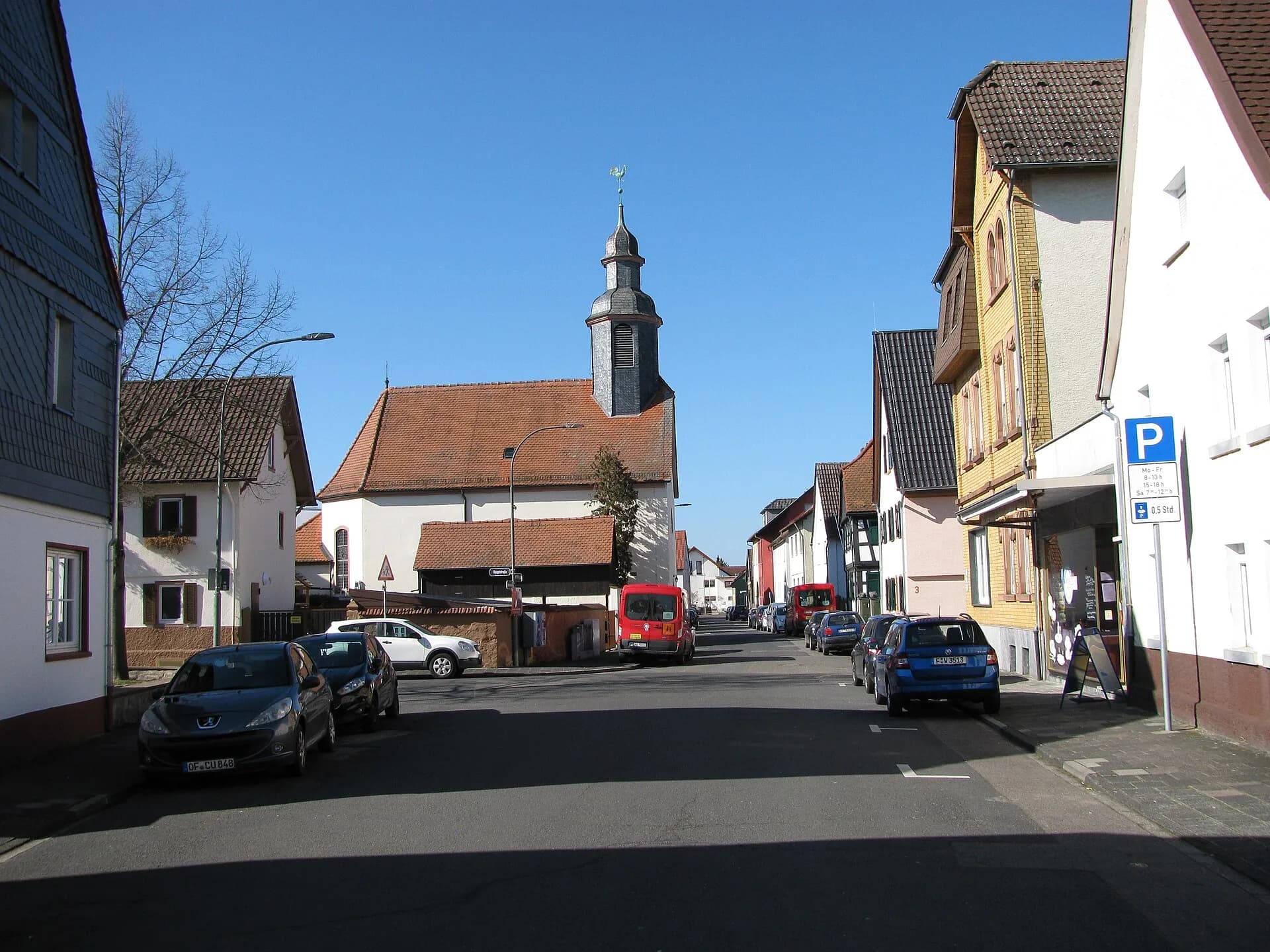 Gustav-Adolf-Kirche an der Hauptstraße im Ortskern von Mühlheim am Main