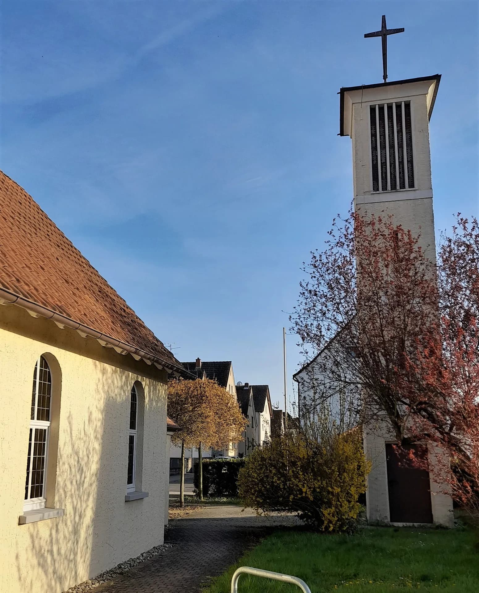 Kirchenschiff und Campanile der Gustav-Adolf-Kirche in Rodgau-Weiskirchen
