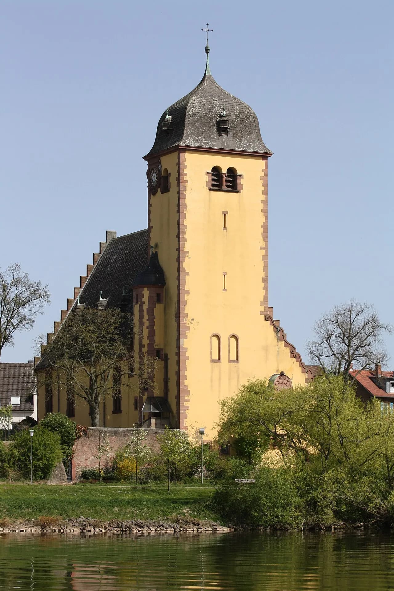 Gustav-Adolf-Kirche vom Main aus gesehen in Hanau-Großauheim