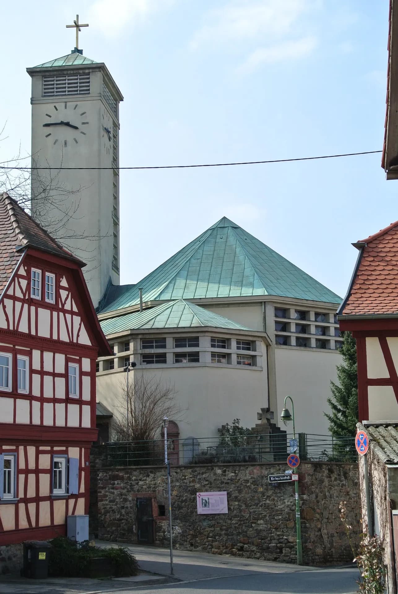 Gustav-Adolf-Kirche zwischen Fachwerkhäusern in Frankfurt Niederursel