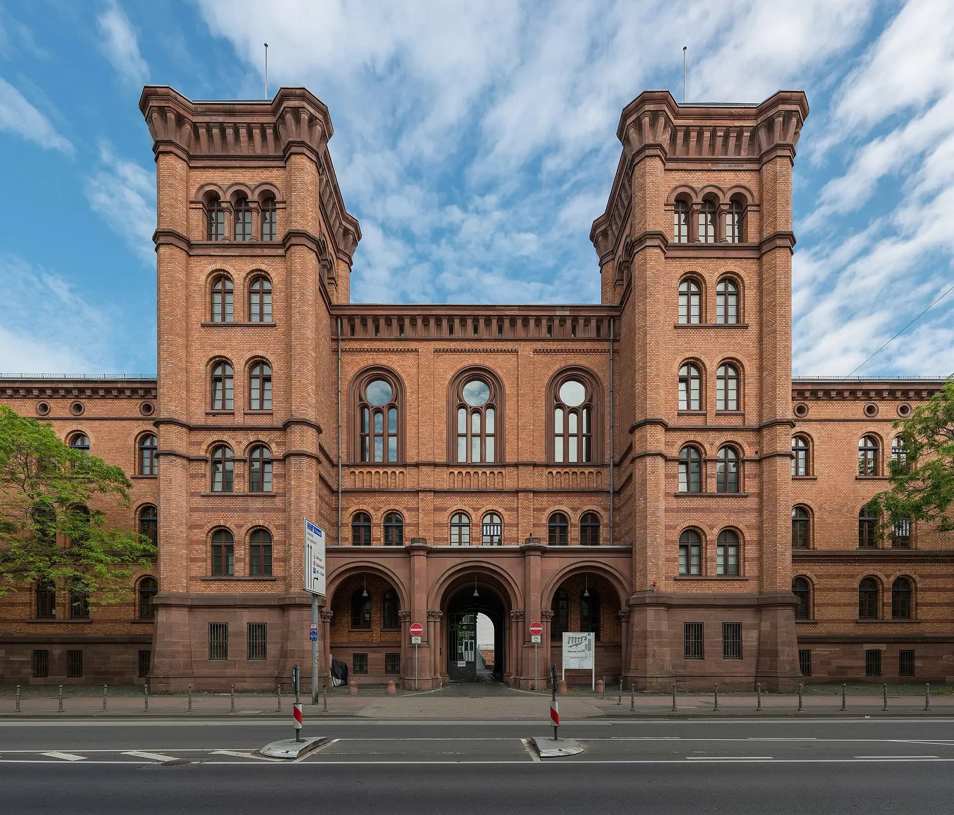Torbau der Gutleutkaserne im Frankfurter Gutleutviertel