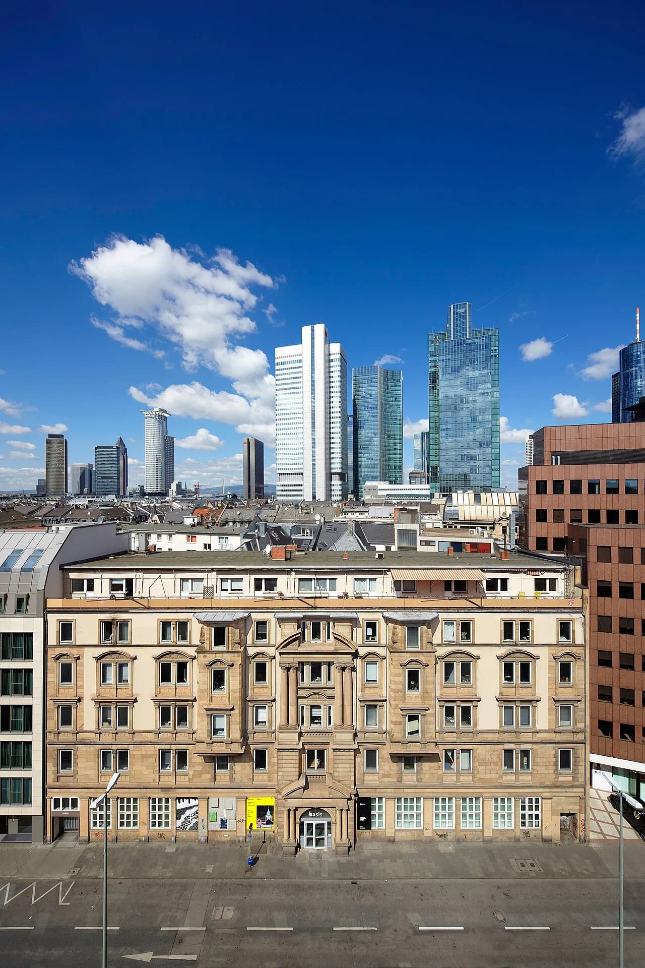 Altbau an der Gutleutstraße vor der Frankfurter Skyline
