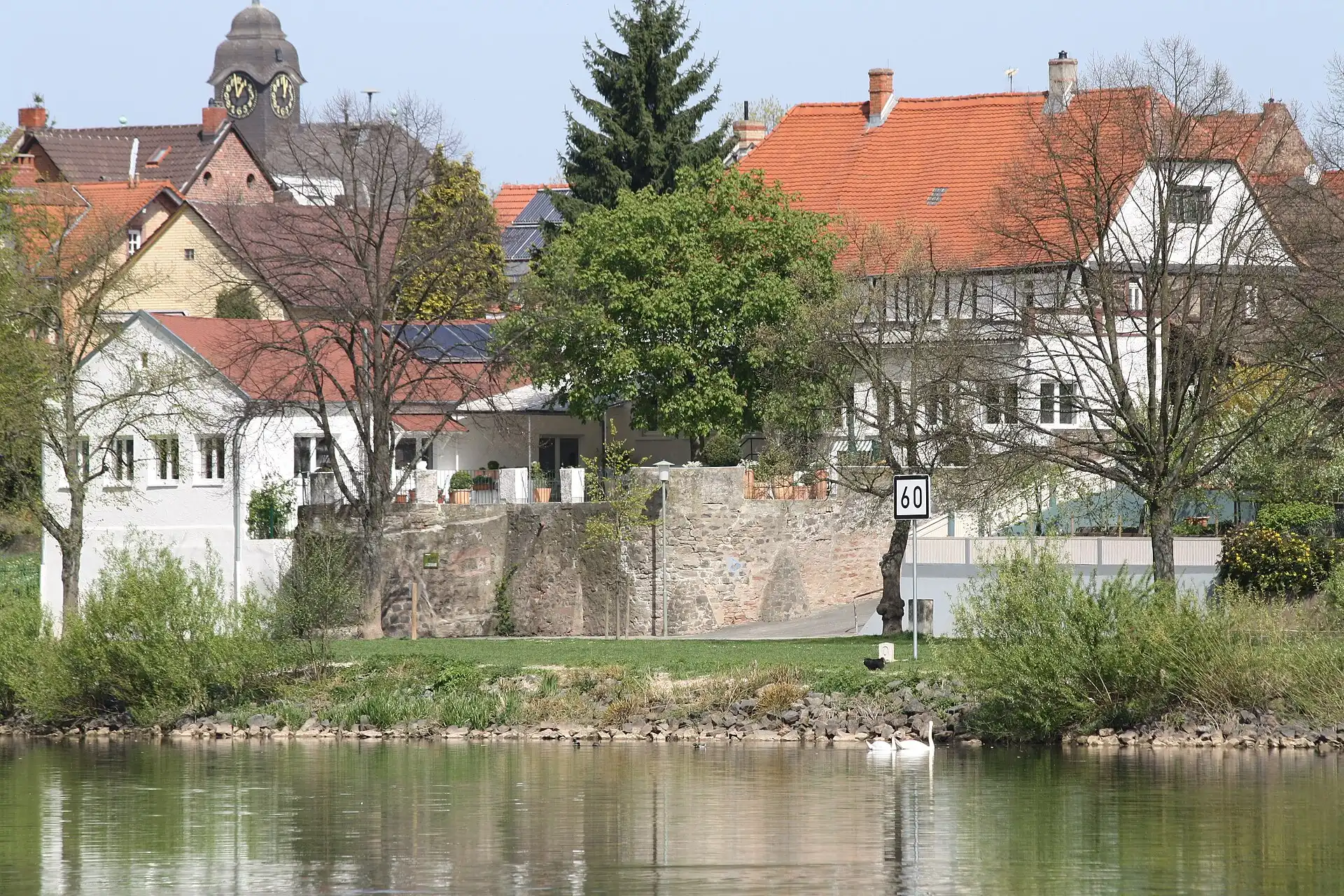 Wohnhäuser am Mainufer in Hanau-Großauheim