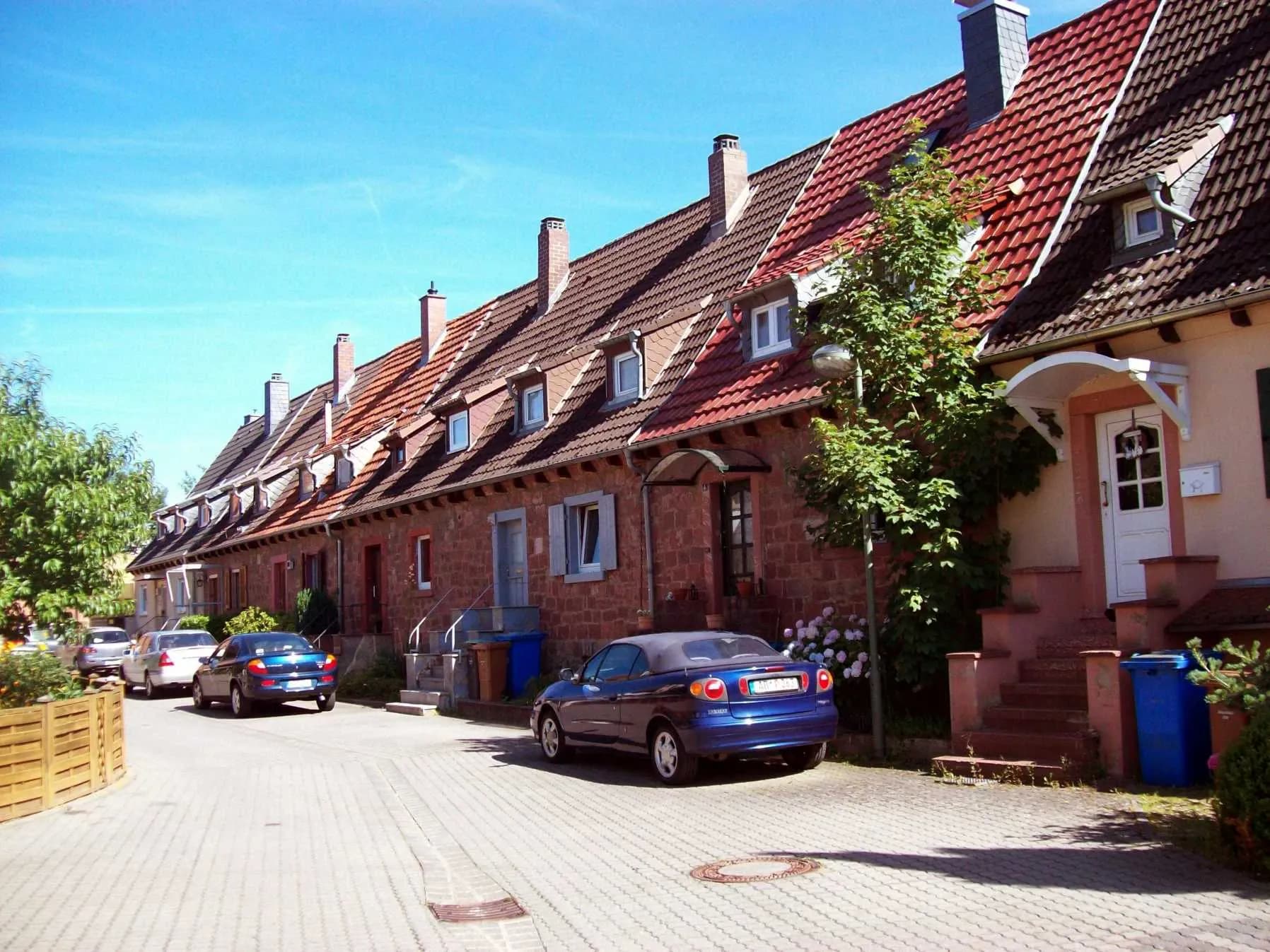 Häuserzeile in der Adelenstraße in der Obernauer Kolonie in Aschaffenburg