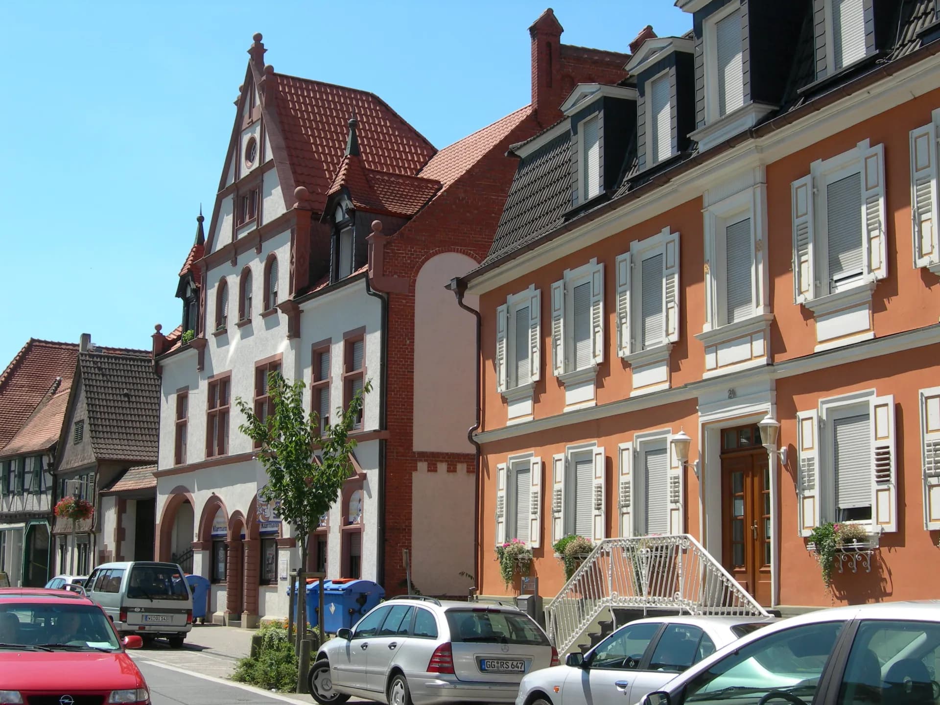 Farbige Häuserzeile in der Altstadt von Groß-Gerau